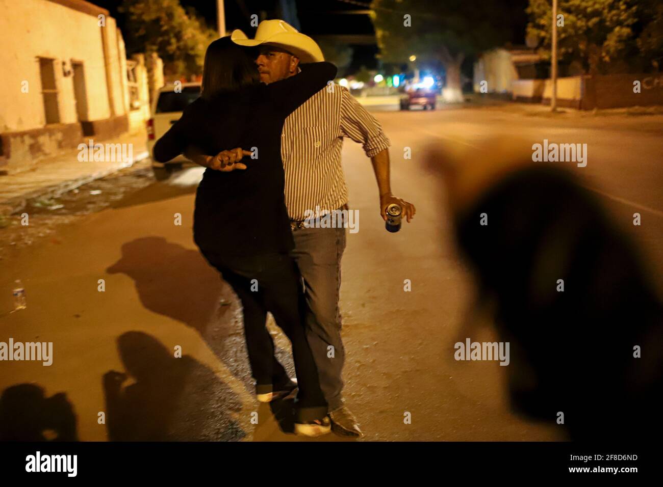 Nuit de danse pupupupupupulaire avec musique de groupe, Tuba et accordéon à la maison de la famille Burbua, et Felix le 9 octobre 2020 dans la communauté de Fronteras, Sonora, Mexique. (Photo par Luis Gutierrez / Norte photo) Noche de baile pupupupumular con Musica de banda, Tuba y acordeon en el hogar casa de la familia Burbua, y Felix el 9 cotubre 2020 en la comunidad de Fronteras, Sonora, Mexique. (Photo par Luis Gutierrez/Norte photo) Banque D'Images