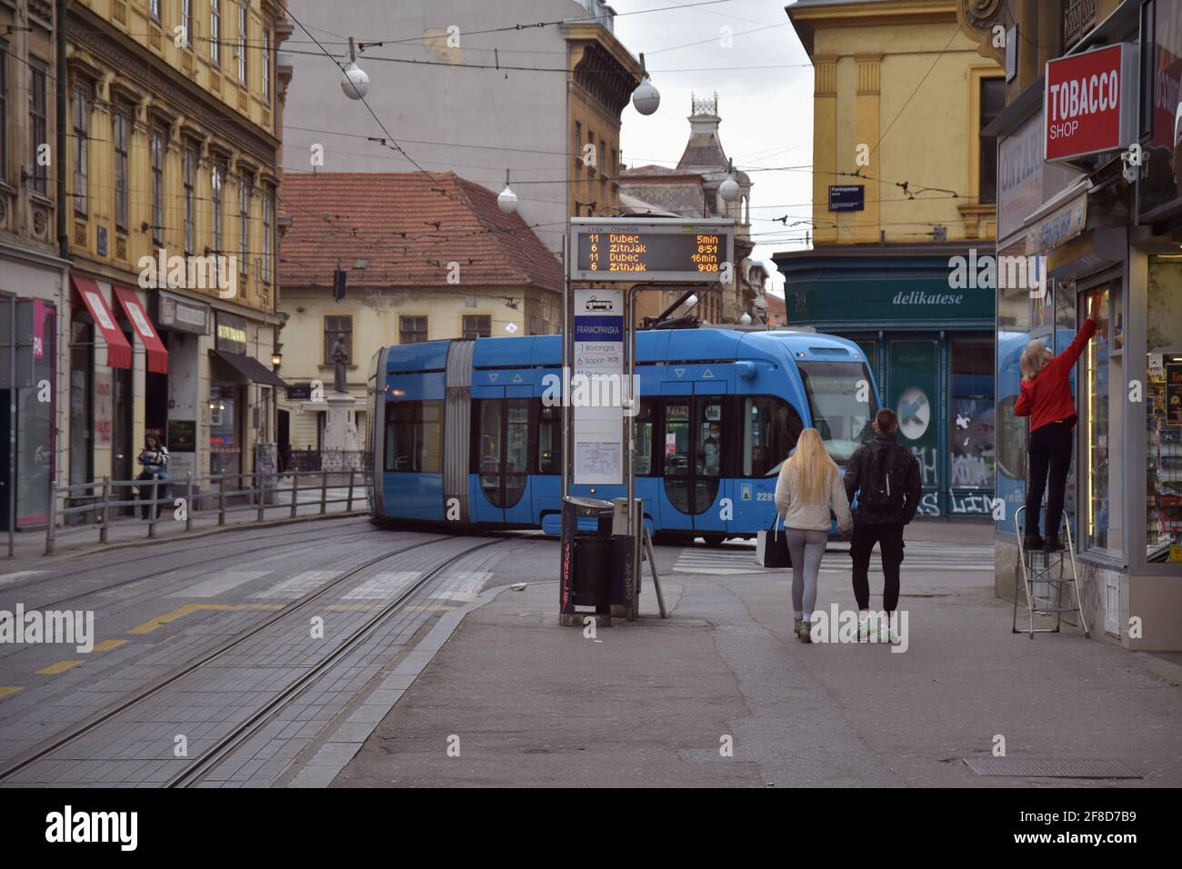 Tramway dans la rue Ilica à Zagreb, Croatie Banque D'Images