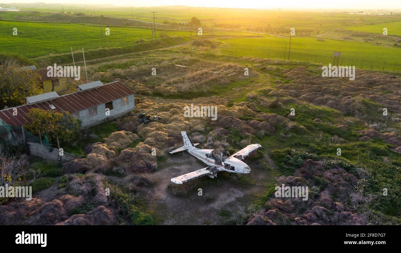 Abandon d'avion cassé dans un champ dans la campagne pendant le coucher du soleil, vue aérienne Banque D'Images