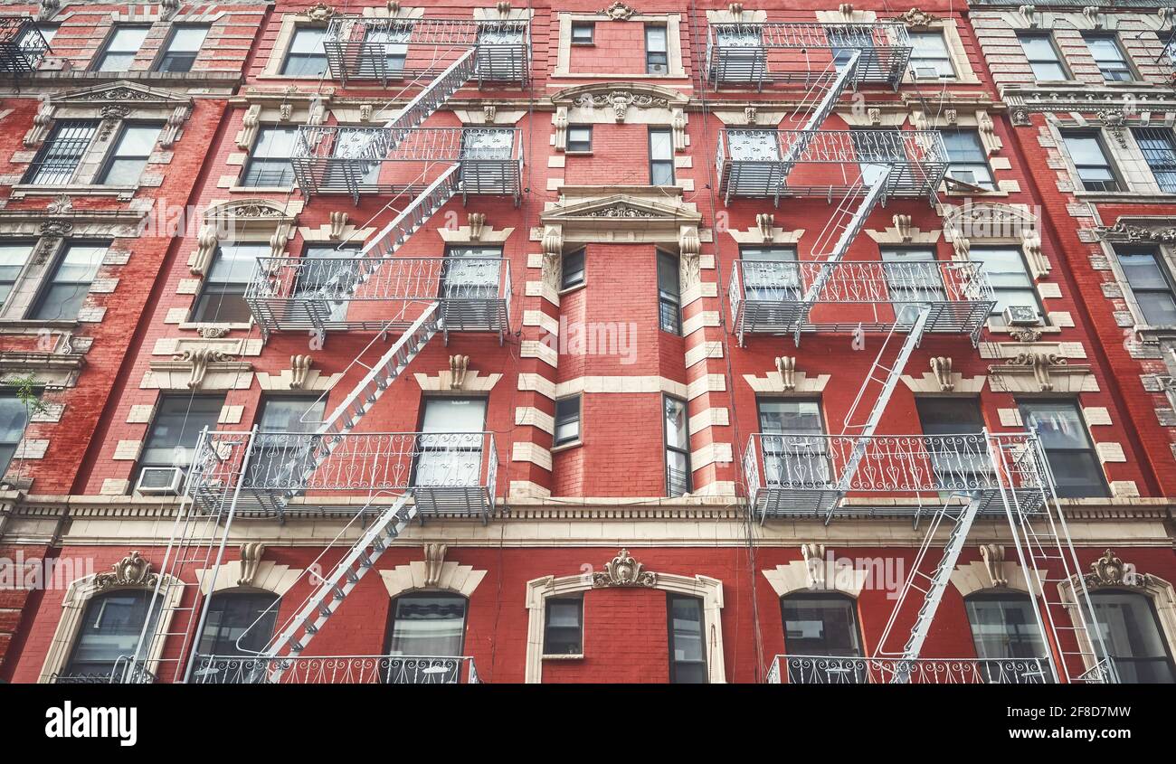 Vieux bâtiment en brique rouge avec des évasions de feu de fer, New York City, Etats-Unis. Banque D'Images