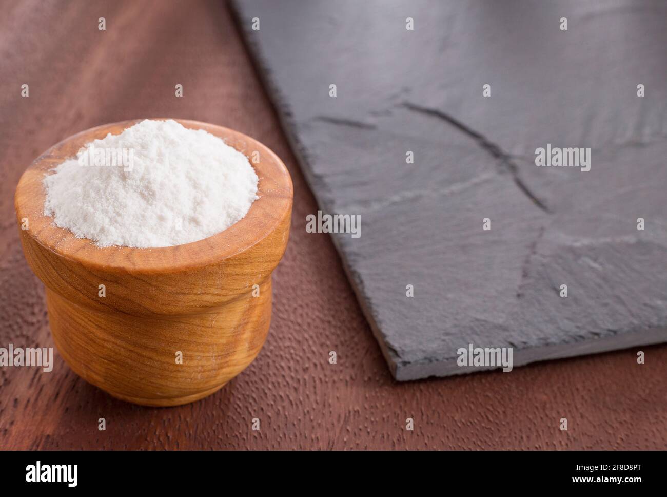 Bicarbonate de soude dans le bol en bois Banque D'Images