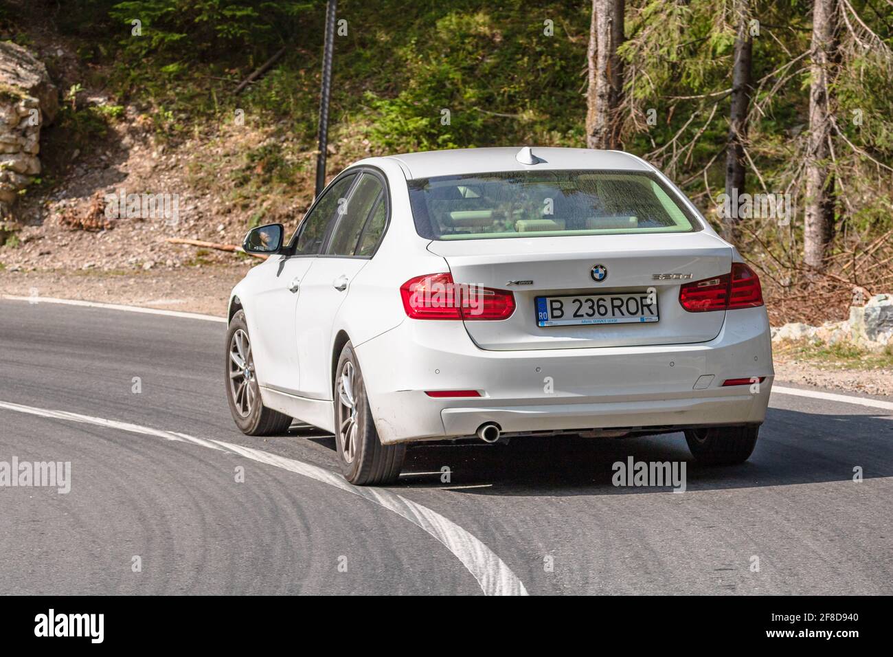 BMW 320d blanche sur la route à Bihor, Roumanie, 2020 Photo Stock ...