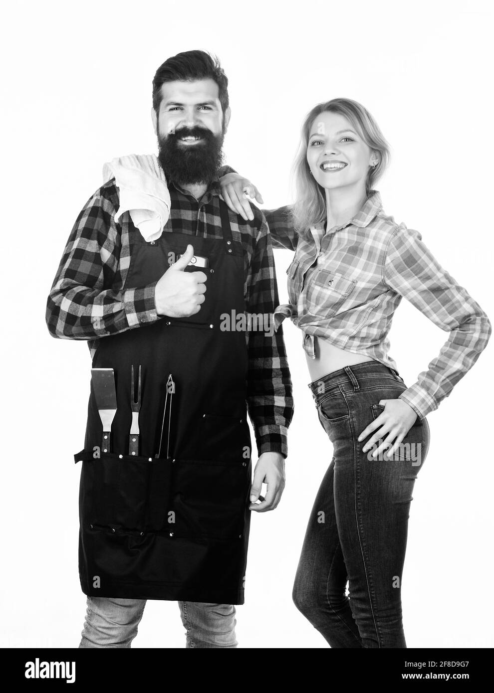 Cuisiner avec passion. Week-end en famille. Boxer et fille à barbe. Préparation et cuisine. Outils pour rôtir la viande. Couple dans la cuisine d'amour Banque D'Images