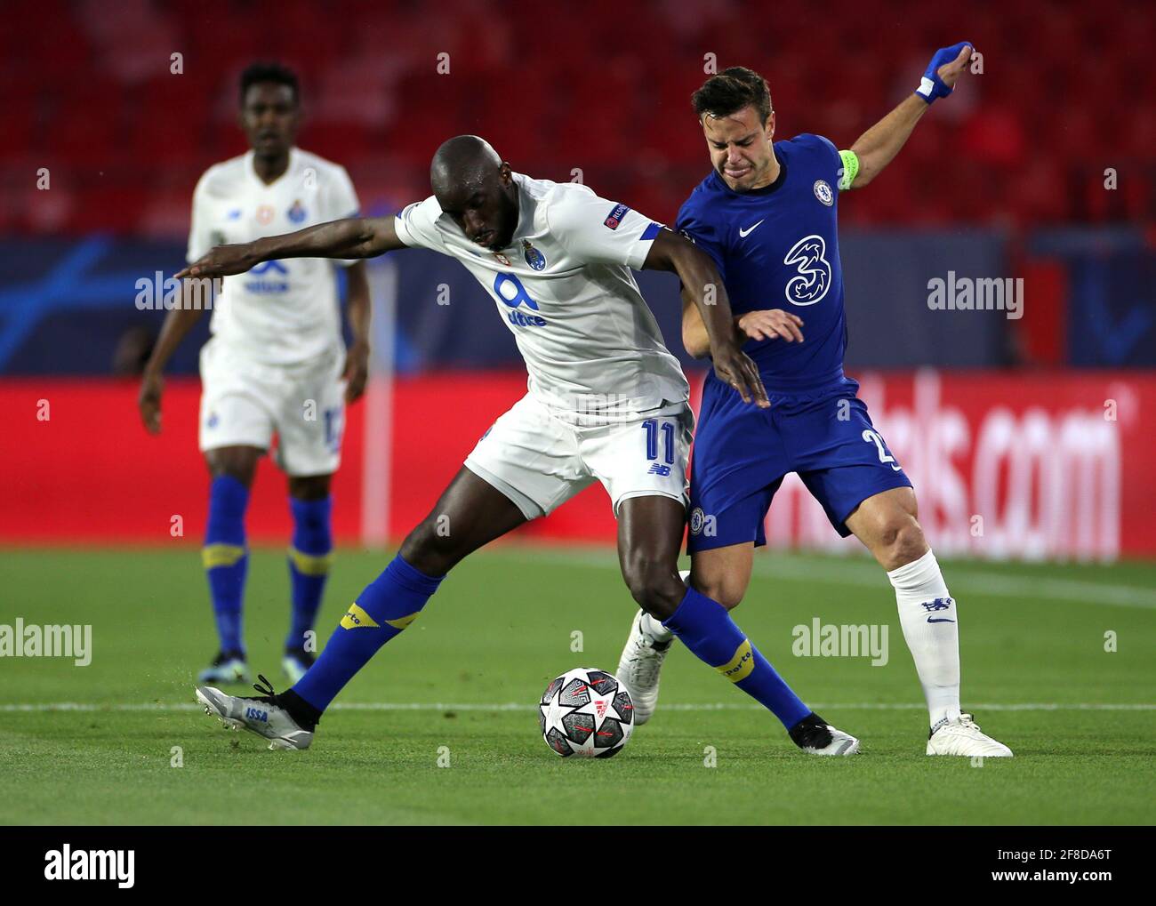 Moussa Marega (à gauche) du FC Porto et Cesar Azpilicueta de Chelsea se disputent le ballon lors du match de la Ligue des champions de l'UEFA au stade Ramon Sanchez-Pizjuan, à Séville. Date de la photo: Mardi 13 avril 2021. Voir PA Story FOOTBALL Chelsea. Le crédit photo devrait se lire comme suit : Isabel Infantes/PA Wire. RESTRICTIONS : utilisation éditoriale uniquement, aucune utilisation commerciale sans le consentement préalable du détenteur des droits. Banque D'Images