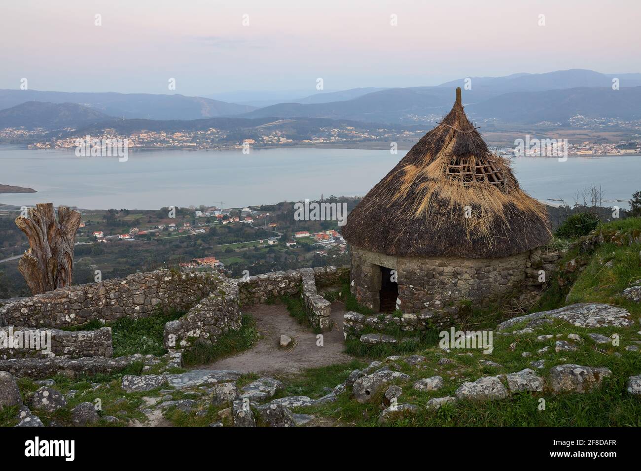 Vue sur une ancienne maison galicienne reconstruite sur le mont de Santa Tegra, dans la communauté de Galice, Espagne. Banque D'Images