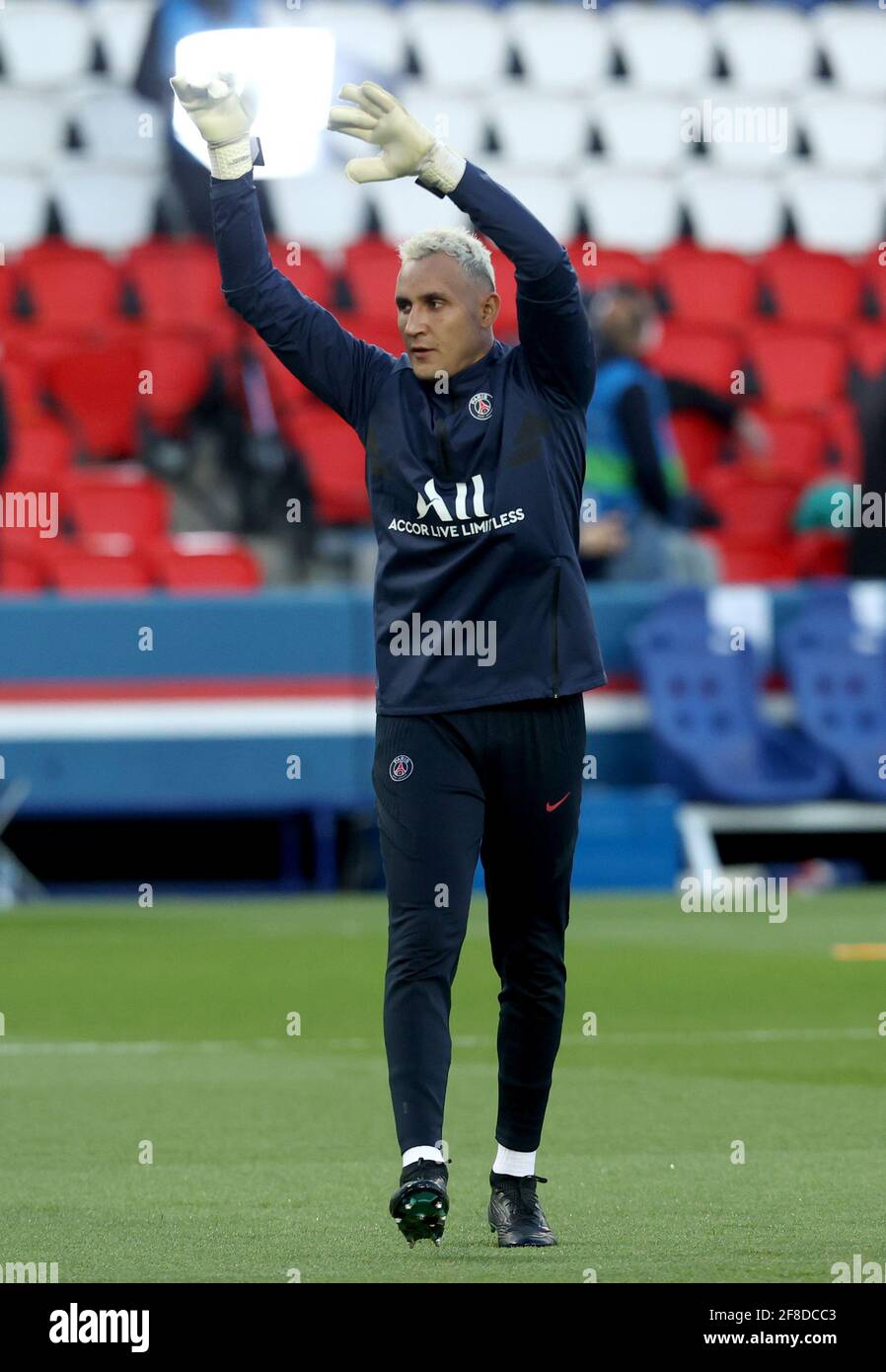 Paris, France. 13 avril 2021. Football: Ligue des Champions, finale, quart de finale, deuxième étape, Paris Saint-Germain - FC Bayern München au Parc des Princes Stadium. Le gardien de but de Paris Keylor Navas se réchauffe avant le match. Crédit : Sébastien Muylaert/dpa/Alay Live News Banque D'Images
