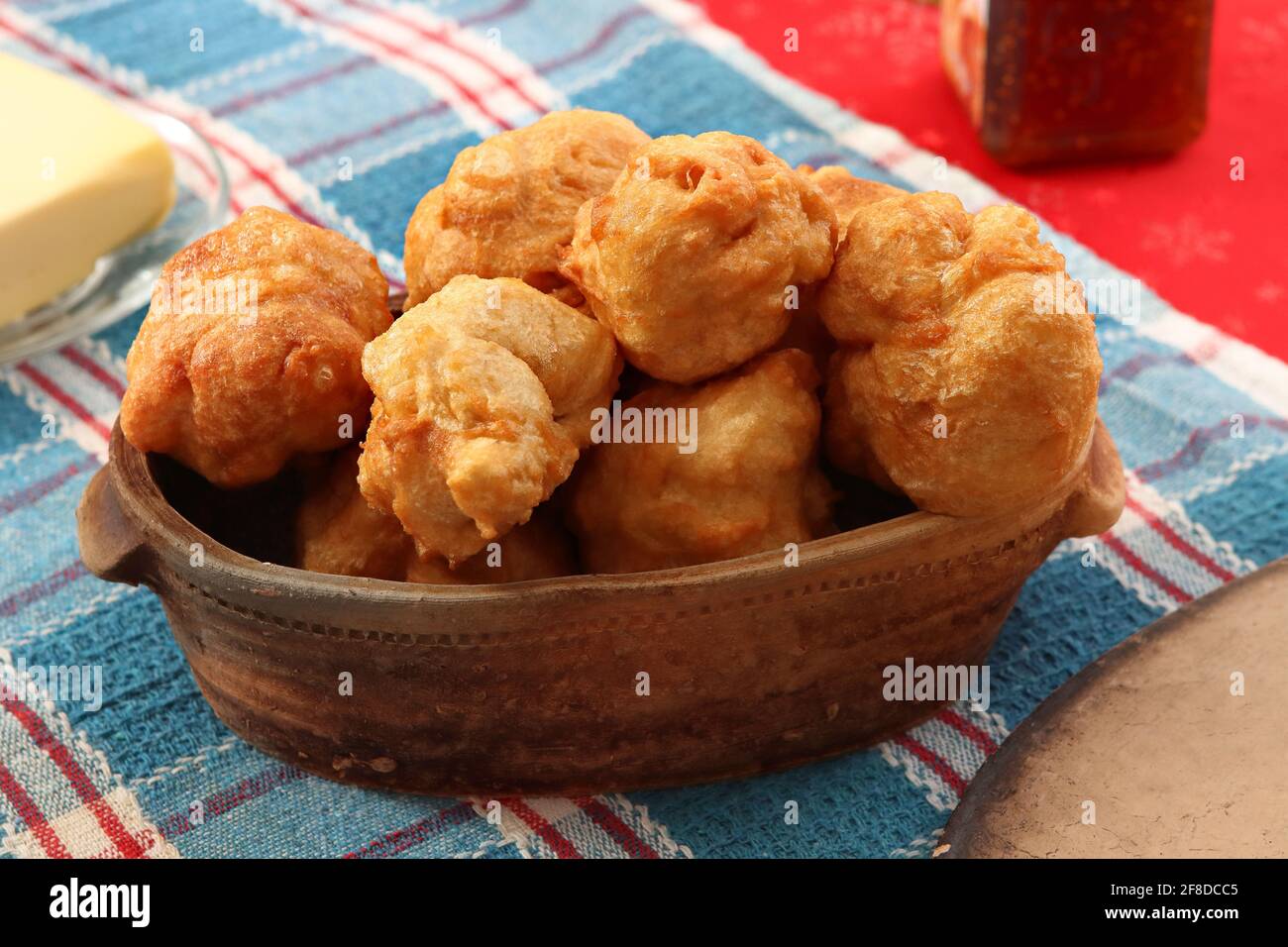Beignets traditionnels des Balkans et bosniaques sur la table Banque D'Images