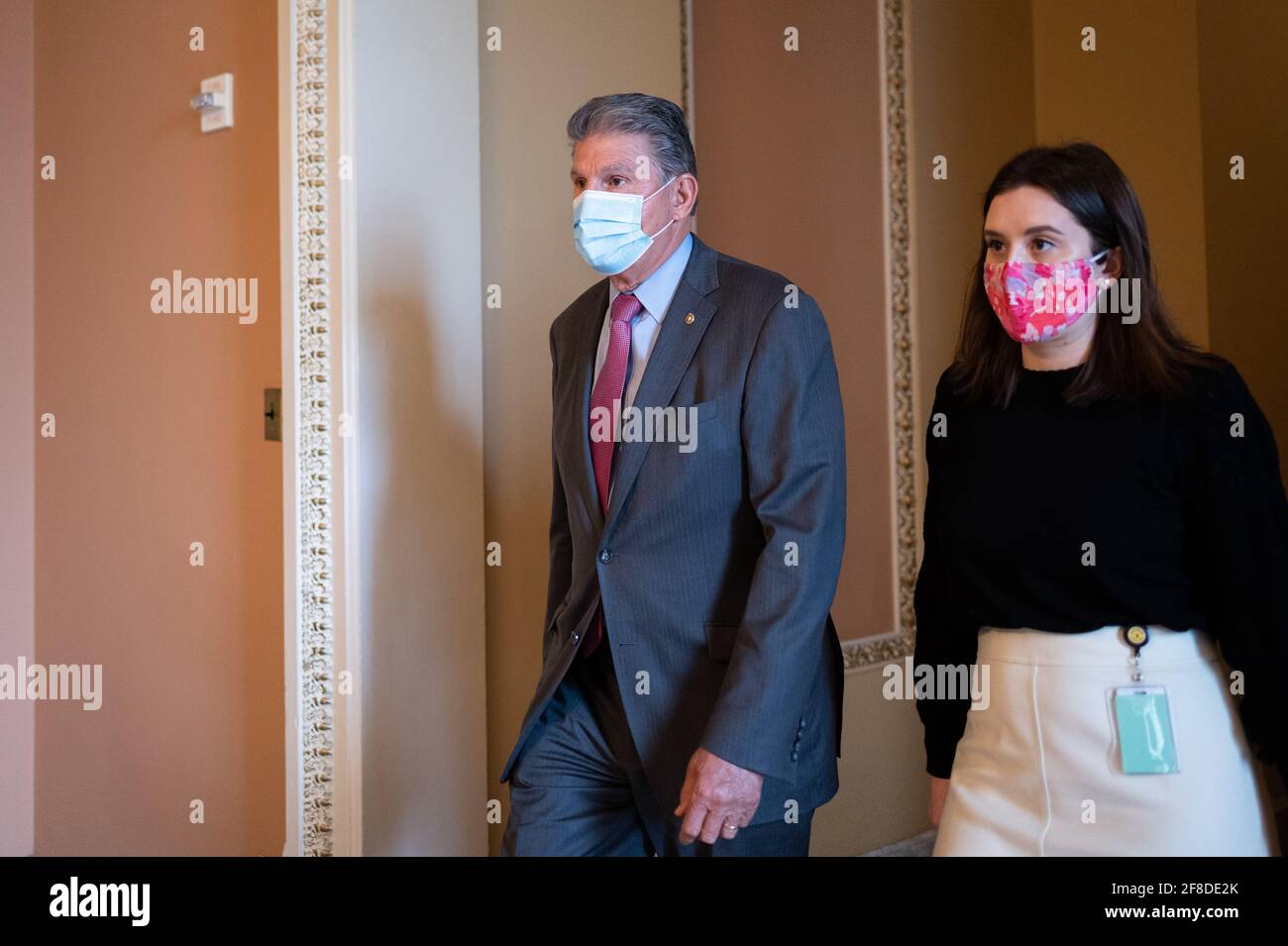 Washington, États-Unis. 13 avril 2021. Le sénateur Joe Manchin (D-WV), parti au Capitole des États-Unis, à Washington, DC, le mardi 13 avril, 2021. Le Sénat des États-Unis étudie la législation sur les crimes haineux propre à la haine liée à la haine entre les états-unis et les états-unis, alors que les votes se poursuivent sur les personnes nommées par la politique de Biden Administration. (Graeme Sloan/Sipa USA) Credit: SIPA USA/Alay Live News Banque D'Images