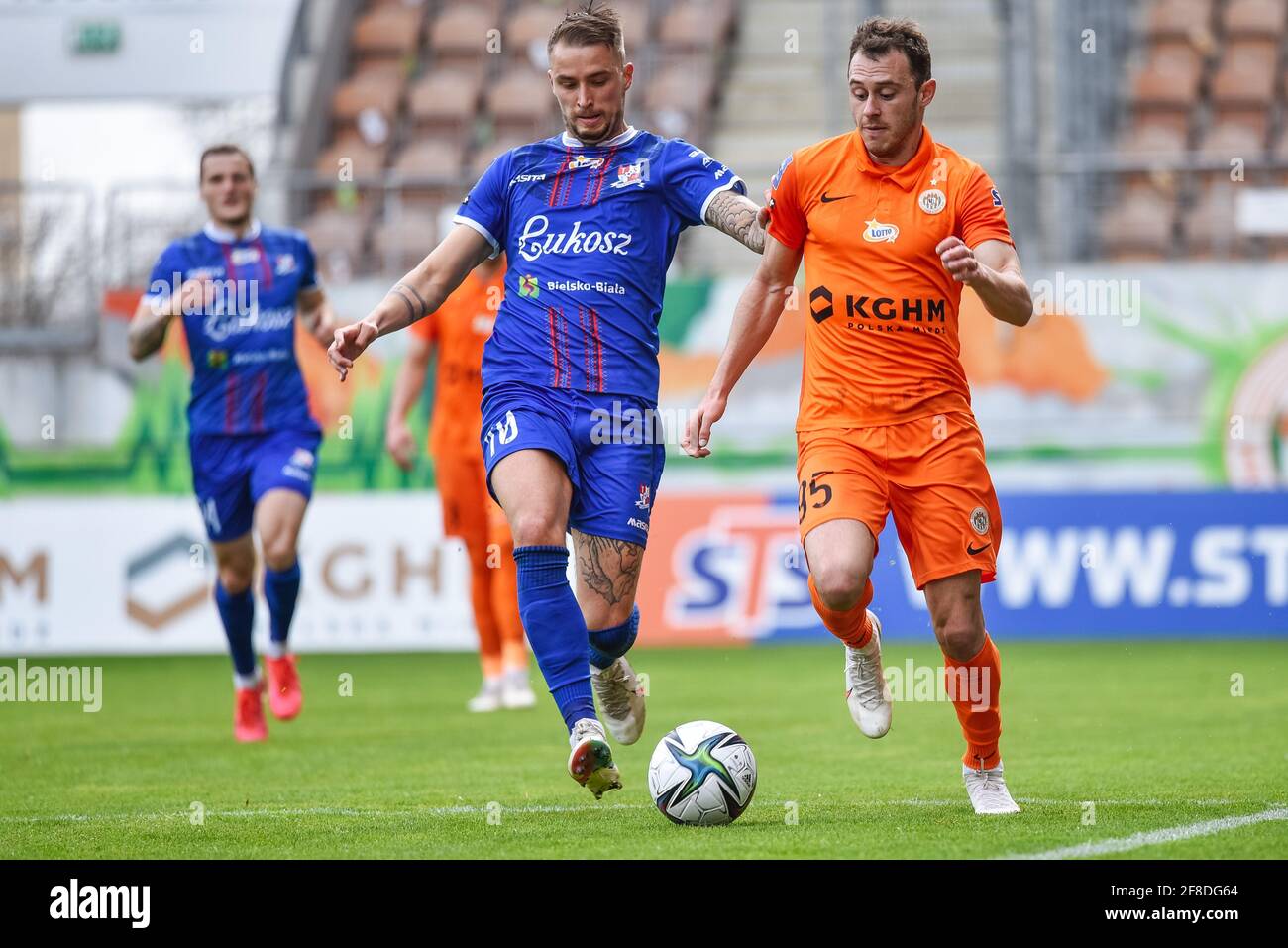 LUBIN, POLOGNE - 11 AVRIL 2021: Match de football polonais PKO Ekstraklasa entre KGHM Zaglebie Lubin - Podbeskidzie Bielsko-Biala 2:1. En action Desley U. Banque D'Images