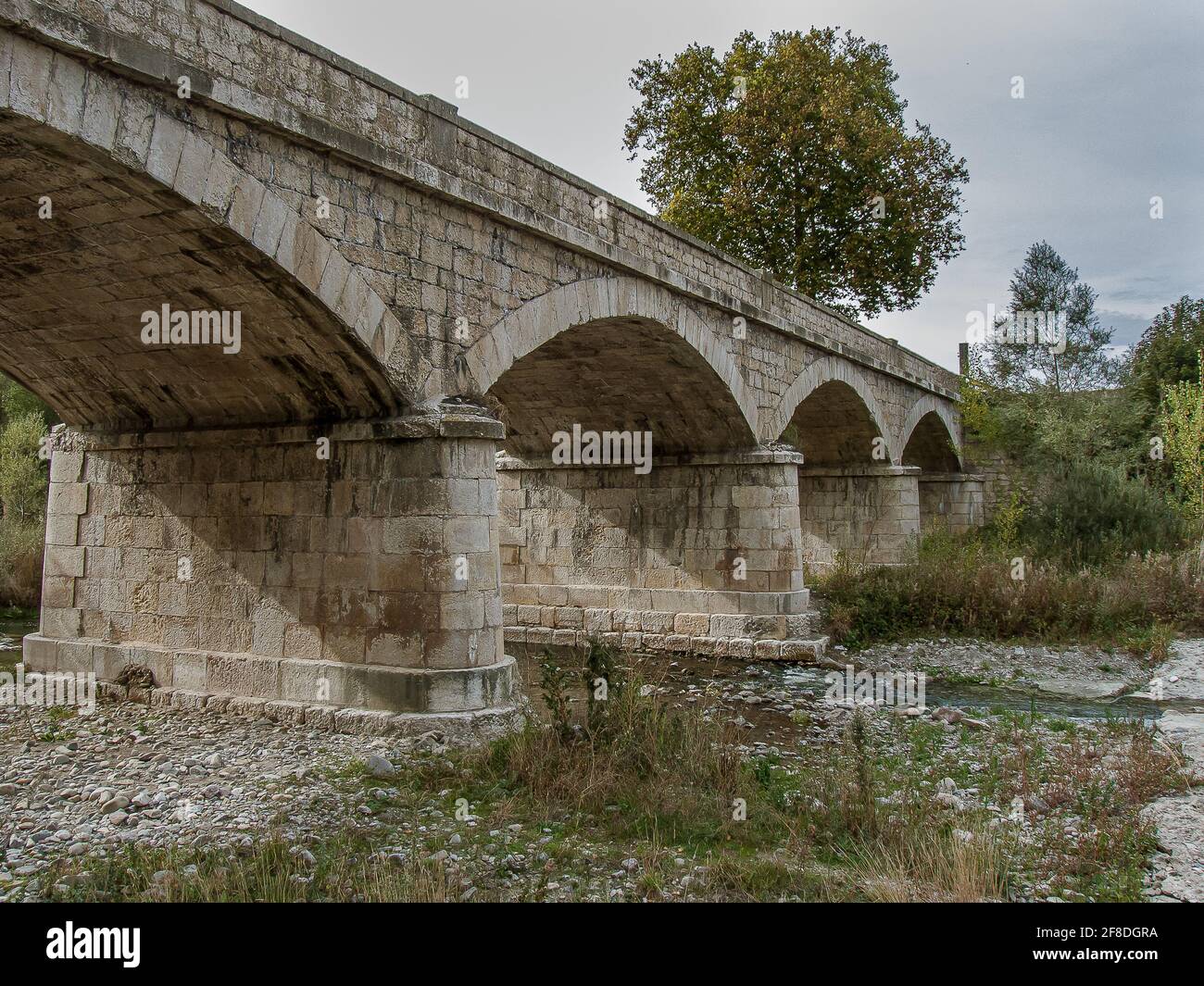 Ancien pont au-dessus de Rio Tiron sur les camino frances à l'extérieur de Belorado, Espagne, 19 octobre 2009 Banque D'Images