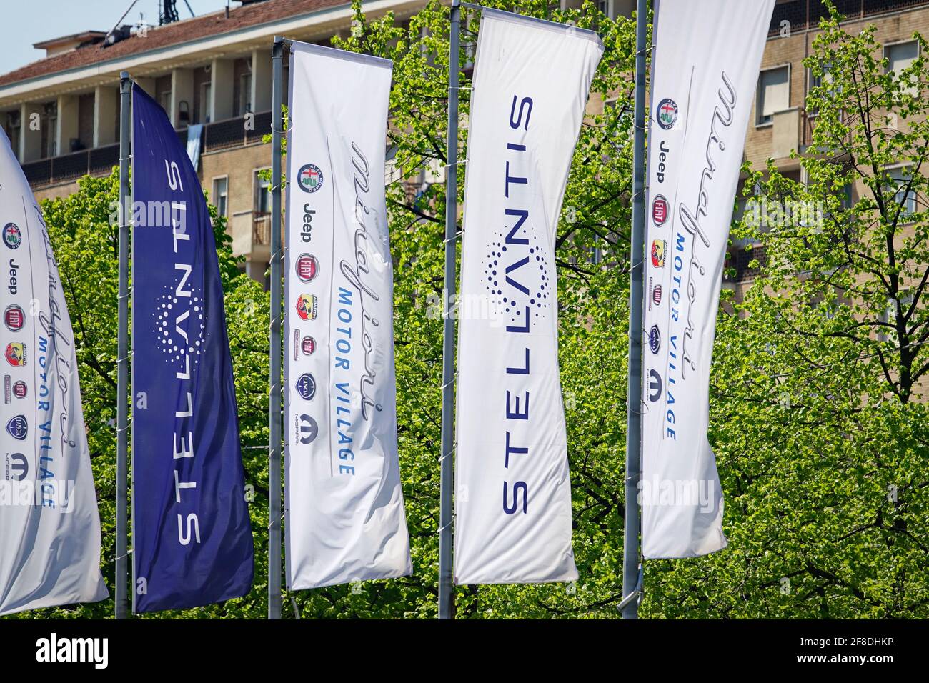Le logo Stellantis et les nouveaux drapeaux sont installés à Mirafiori. Stellantis a été créé à partir de la fusion de Fiat Chrysler automobiles et PSA industri Banque D'Images