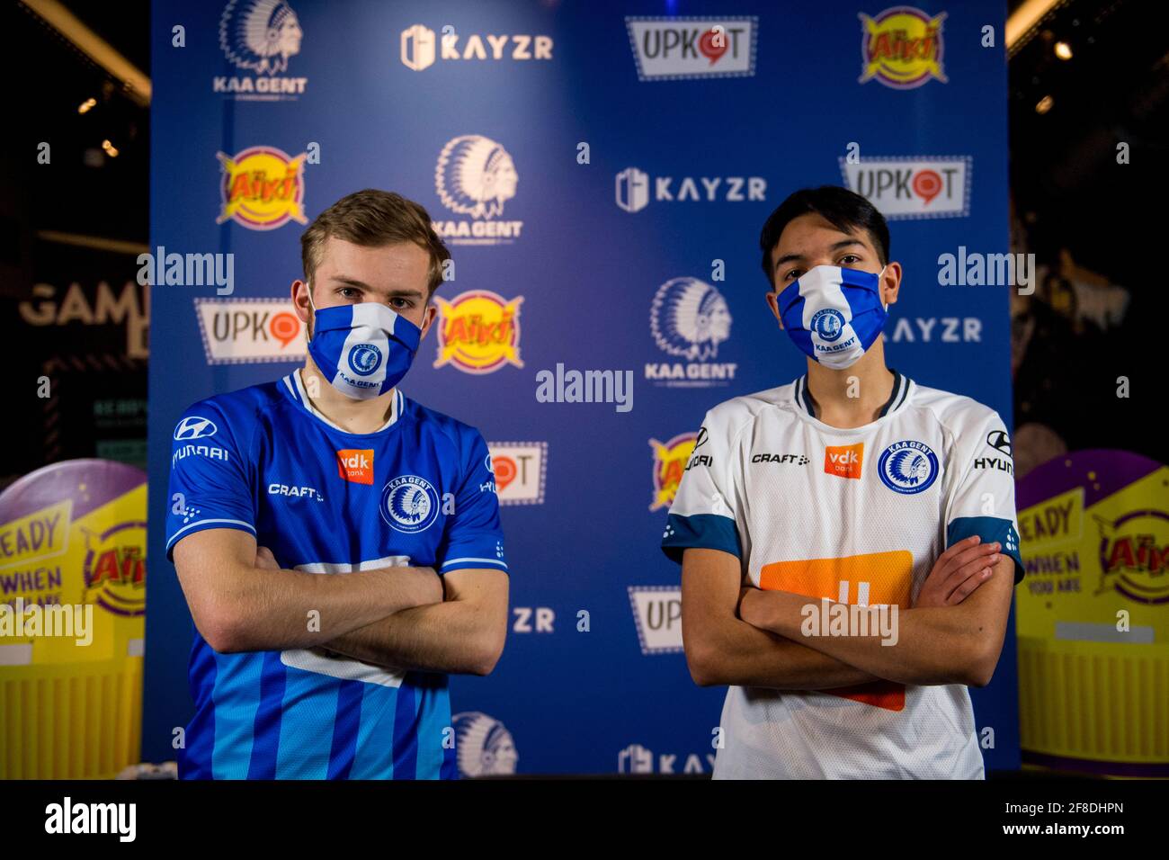 L'illustration montre Audric et Keanu Newa poser pour le photographe après la finale de la Fifa e-sport avec le club de football belge KAA Gent, à Gent, tue Banque D'Images