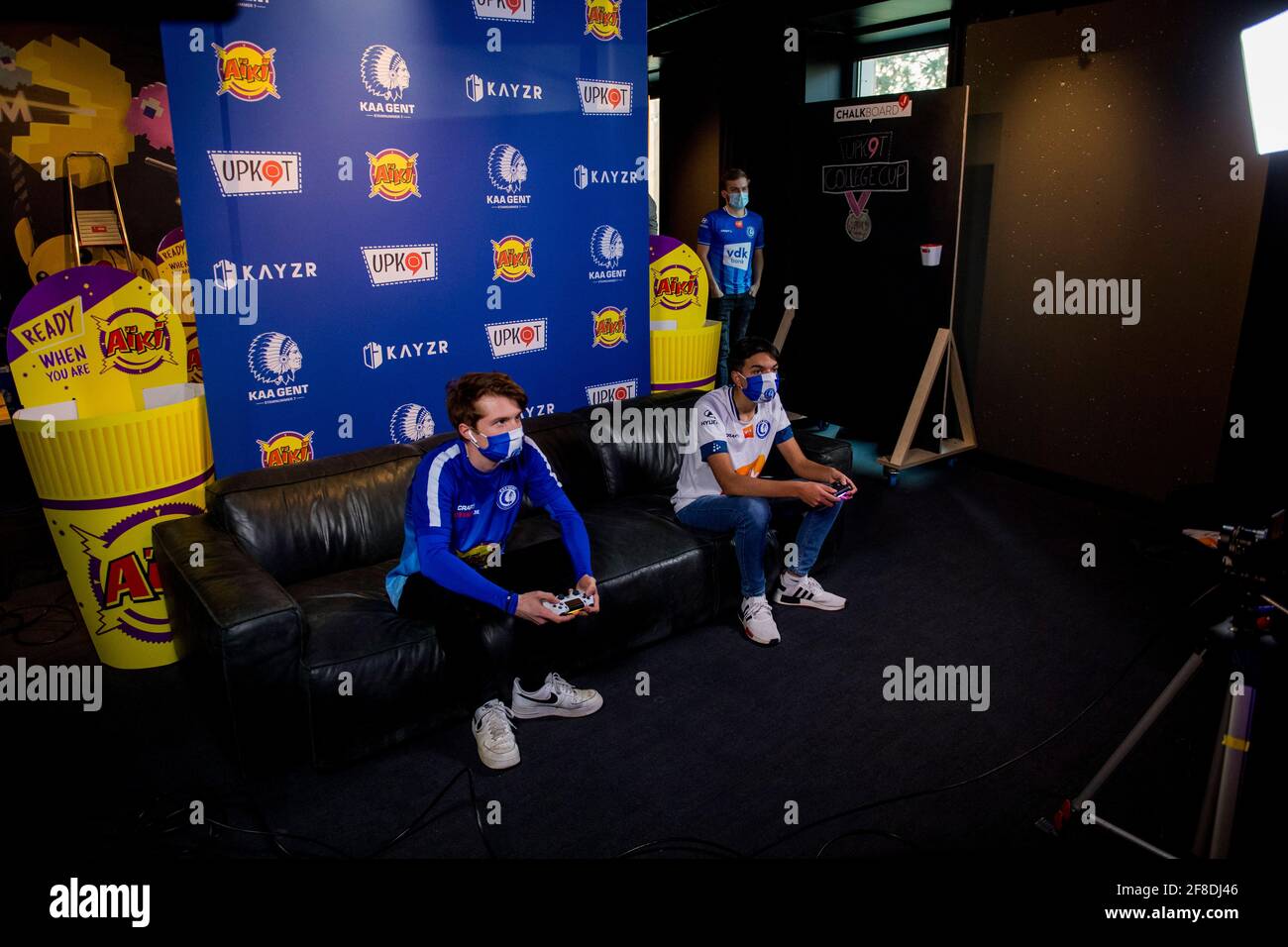 L'illustration montre Nicolas Persoons et Keanu Newa photographiés lors de la finale de la Fifa e-sport avec le club de football belge KAA Gent, à Gand, mardi 1 Banque D'Images