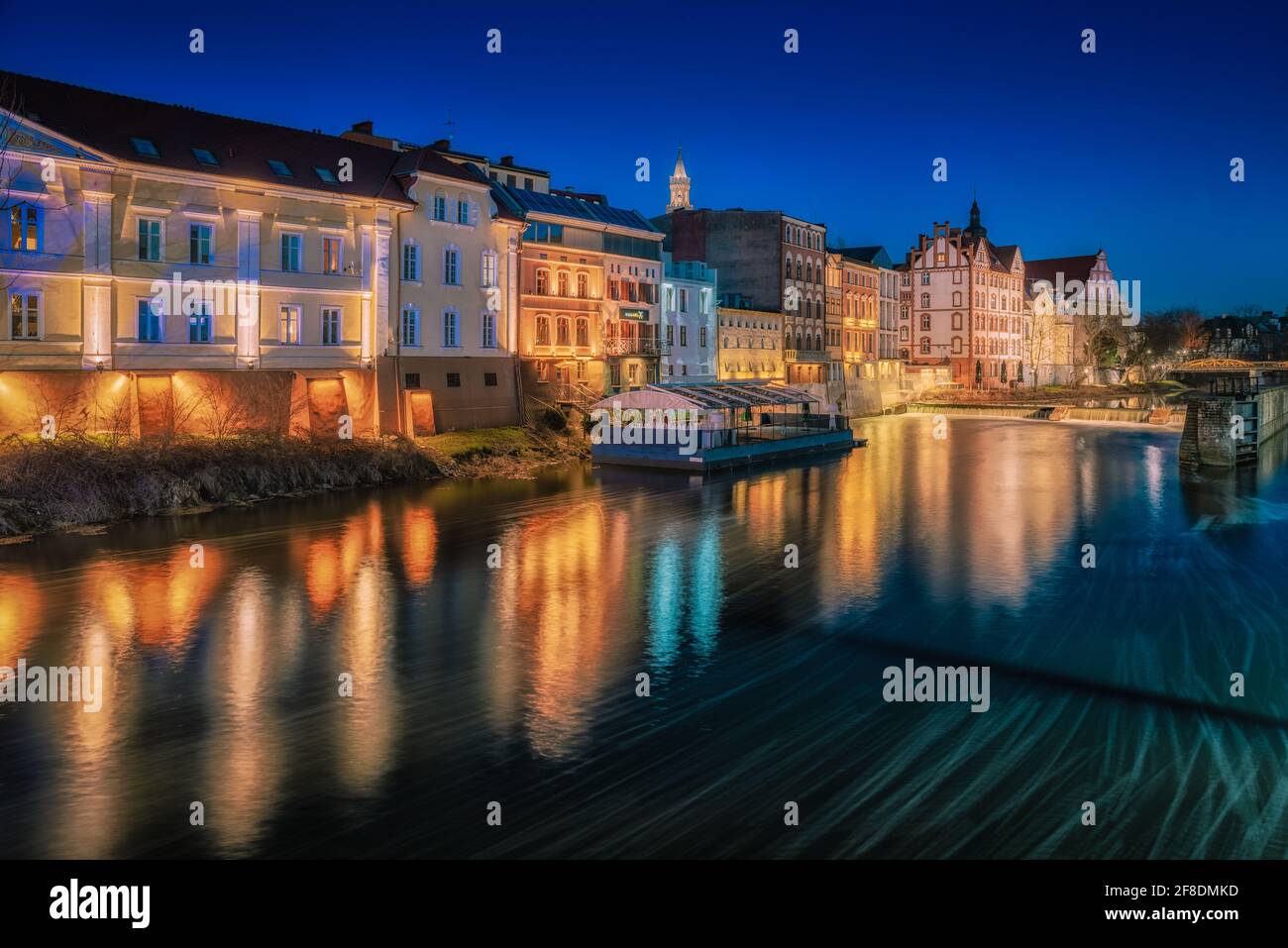 OPOLE, POLOGNE - 23 mars 2021 : les sous-sols de la vieille ville d'Opole appelée Opole Venise la nuit au bord de l'eau Banque D'Images
