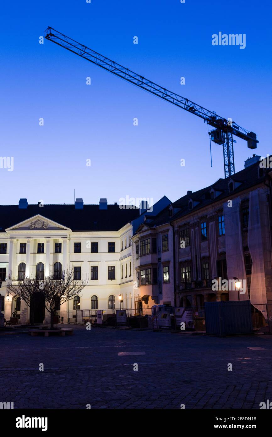 Le FO ter (place principale) avec une tour de grue pendant la construction / reconstruction du quartier du musée dans la soirée, Sopron, Hongrie Banque D'Images