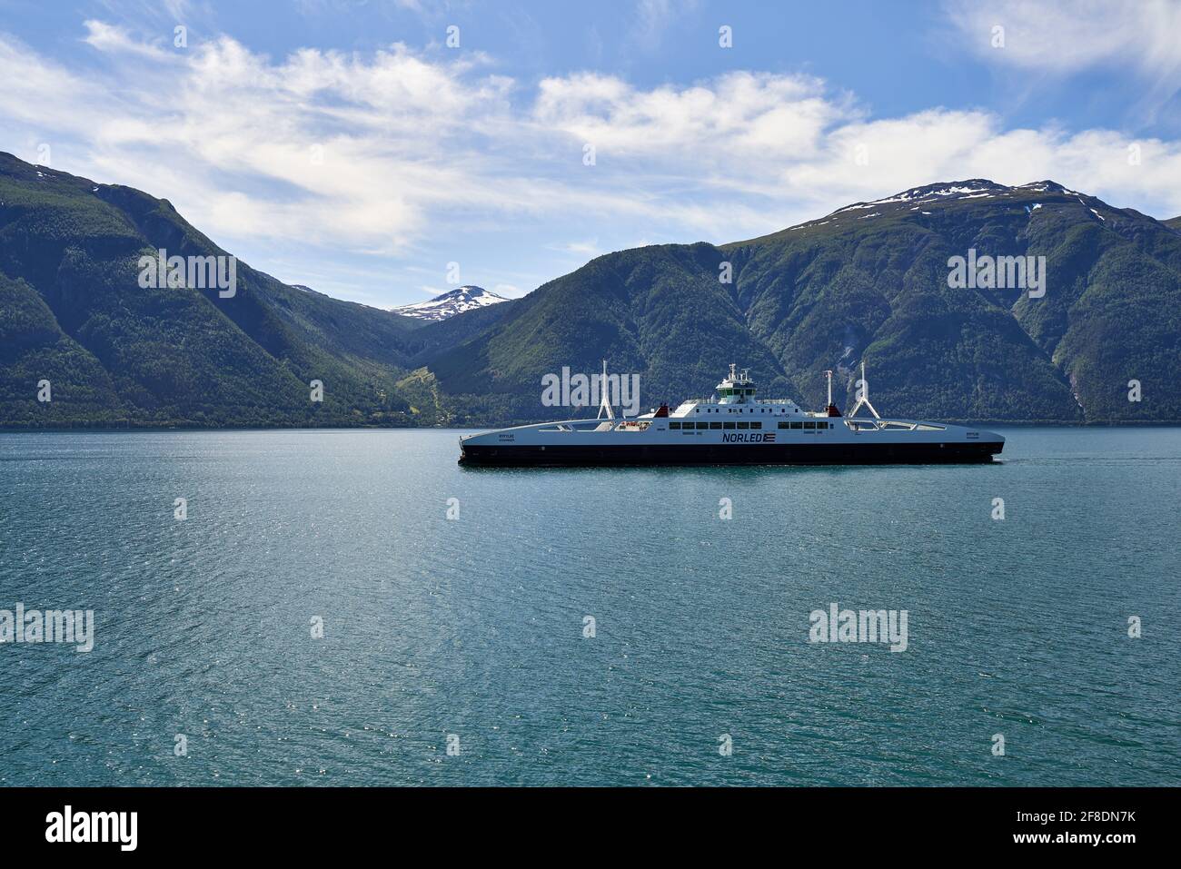 RøYSANE, NORVÈGE - 25 juillet 2020 : la ligne de ferry NORLED traverse le Sognefjord, dans l'ouest de la Norvège. Norled (ancien Tide SJO AS) est un transporteur norvégien Banque D'Images