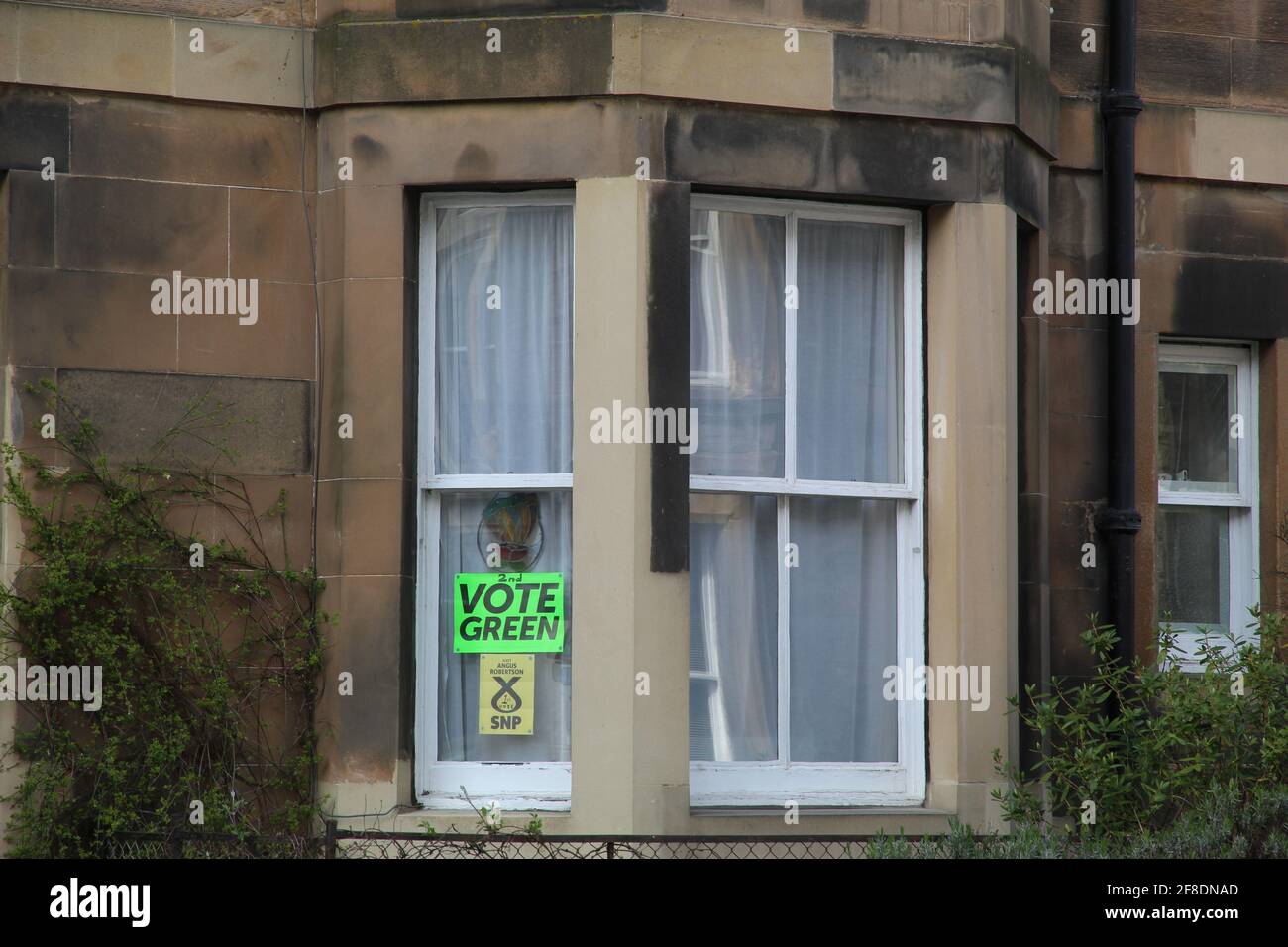 Votez les affiches Green et SNP sur une fenêtre de la maison pendant La campagne électorale écossaise de 2021 Banque D'Images