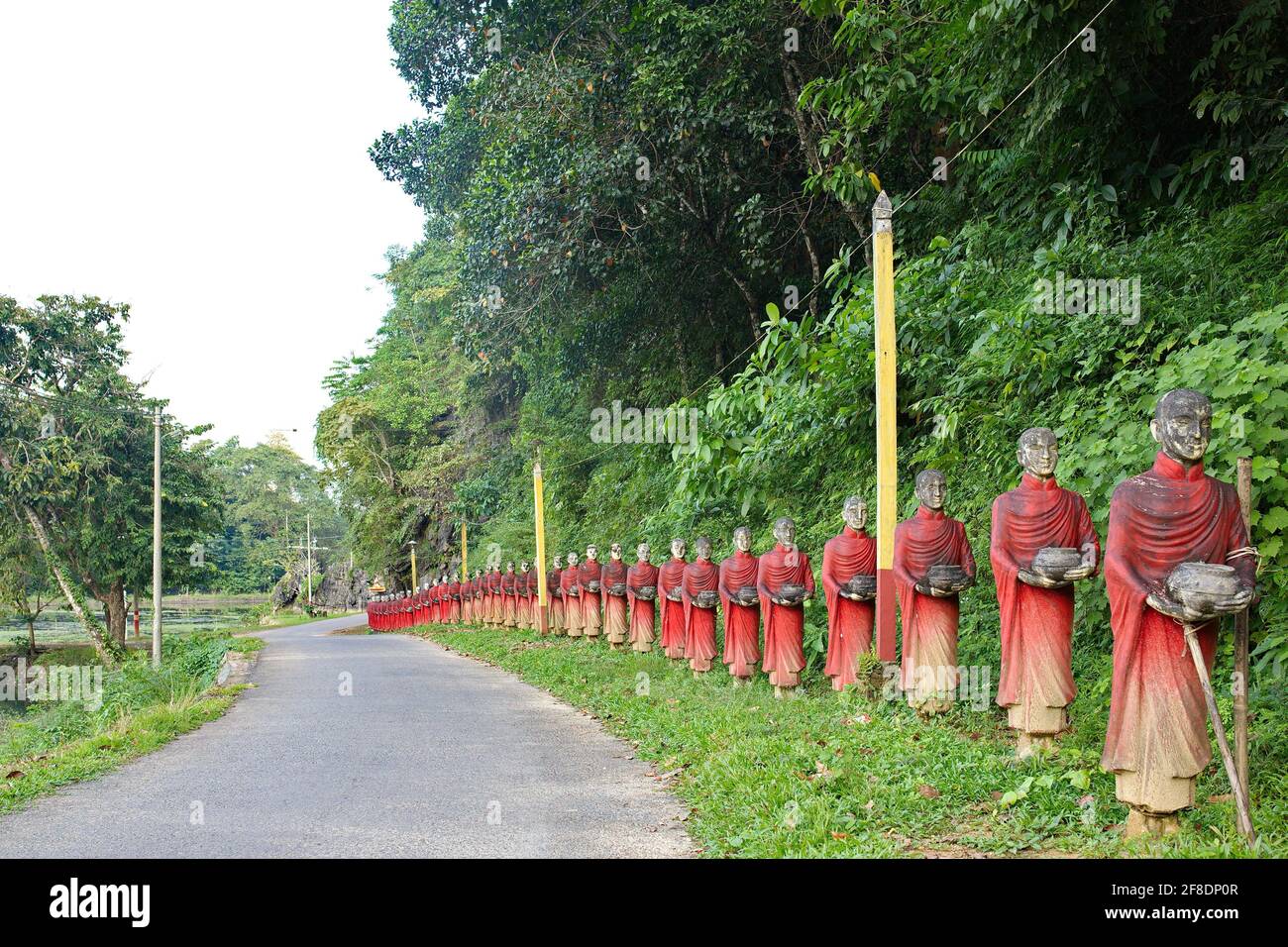 Statues de moines bouddhistes portant des bols d'almes (province de hPa-an, Myanmar) Banque D'Images