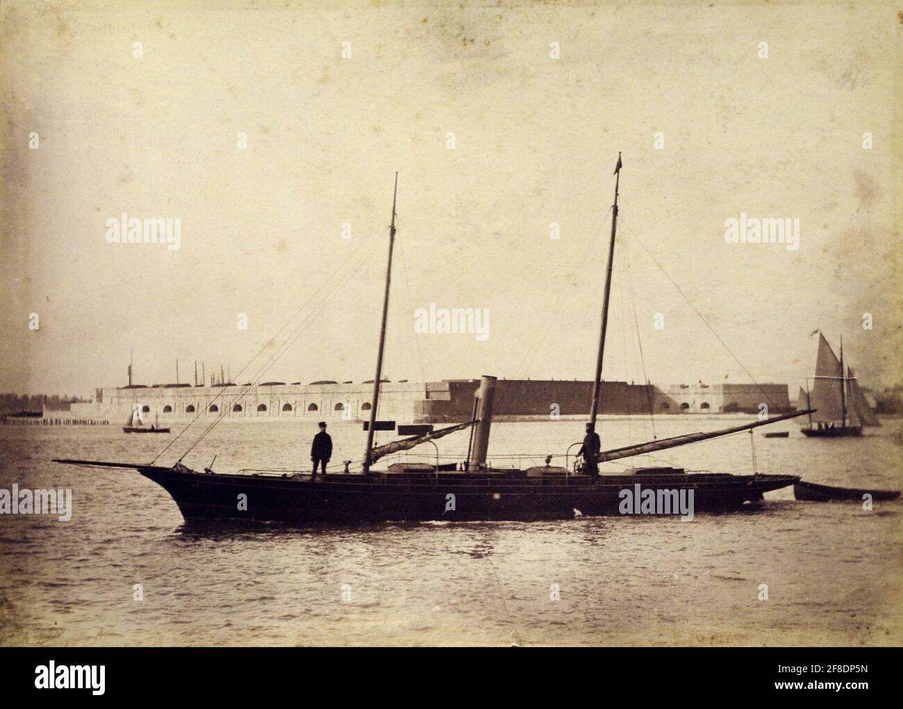 AJAXNETPHOTO. 1873-1890 (ENVIRON). PORTSMOUTH, ANGLETERRE. - YACHT DE GOÉLETTE À VAPEUR - VOSPER CONSTRUIT GOÉLETTE À VAPEUR BÂTIE BATEAU À BORD DE L'EXTÉRIEUR PEUT-ÊTRE PHOTOGRAPHIÉ DE PRÈS DE LA VIEILLE TOUR CARRÉE DE PORTSMOUTH AVEC FORT BLOCKHOUSE À L'ARRIÈRE-PLAN. PHOTOGRAPHE:INCONNU © IMAGE NUMÉRIQUE COPYRIGHT AJAX VINTAGE PICTURE LIBRARY SOURCE: AJAX VINTAGE PICTURE LIBRARY/VT COLLECTION REF:VTCOLL D161401 5983 Banque D'Images