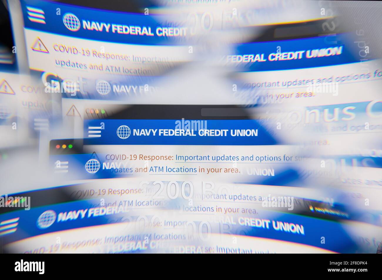 Milan, Italie - 10 AVRIL 2021 : LOGO DE LA MARINE FEDERAL CREDIT UNION sur écran d'ordinateur portable vu à travers un prisme optique. Image éditoriale illustrative de NAVY F. Banque D'Images