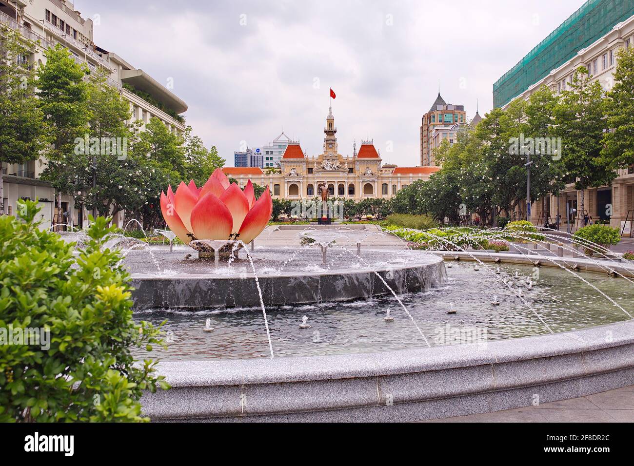 Une journée nuageux à Saigon, paysage à la fontaine dans la rue piétonne Nguyen Hue Banque D'Images