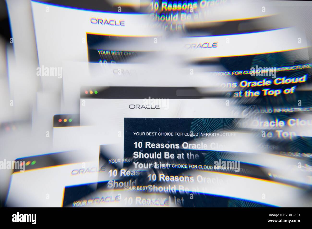 Milan, Italie - 10 AVRIL 2021 : logo Oracle service Cloud sur écran d'ordinateur portable vu à travers un prisme optique. Image éditoriale illustrative d'Oracle serv Banque D'Images