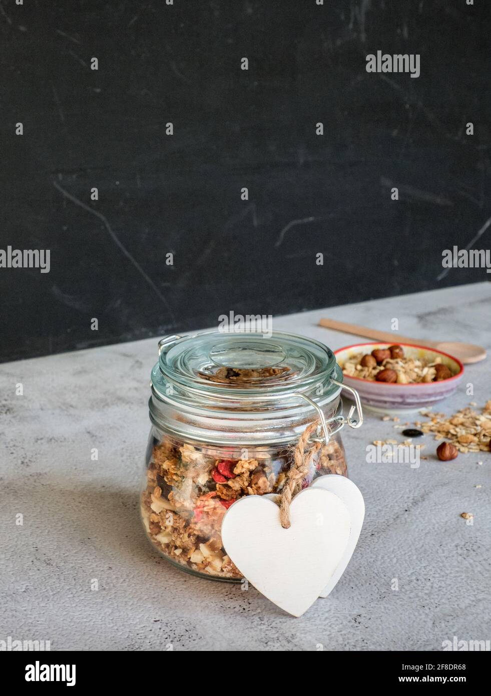 Granola maison avec fruits secs et noix dans un pot mason Banque D'Images