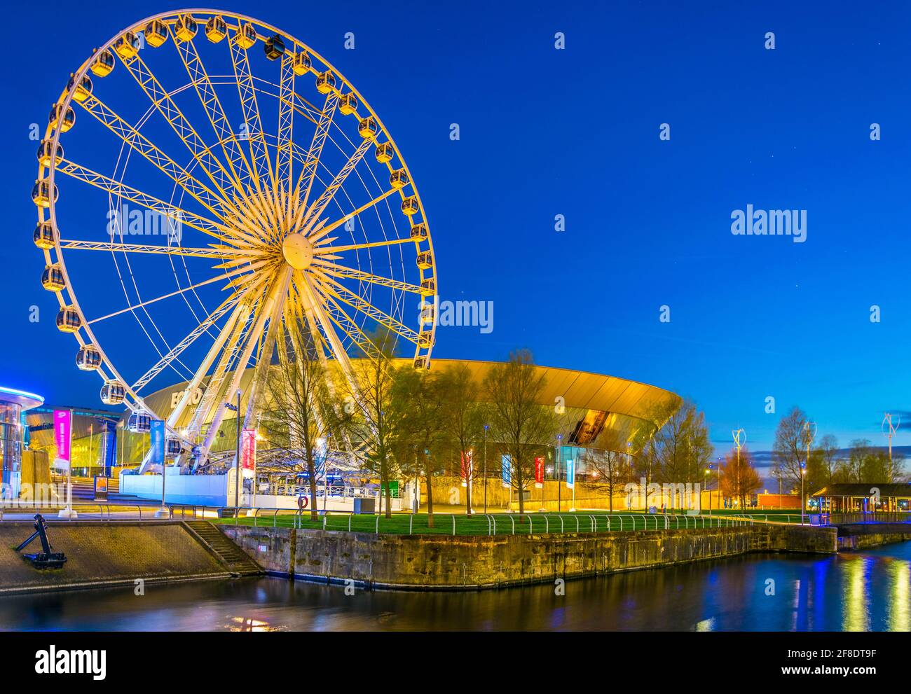 LIVERPOOL, ROYAUME-UNI, 5 AVRIL 2017 : vue de nuit du centre de congrès ECHO et d'une grande roue adjacente à Liverpool, en Angleterre Banque D'Images