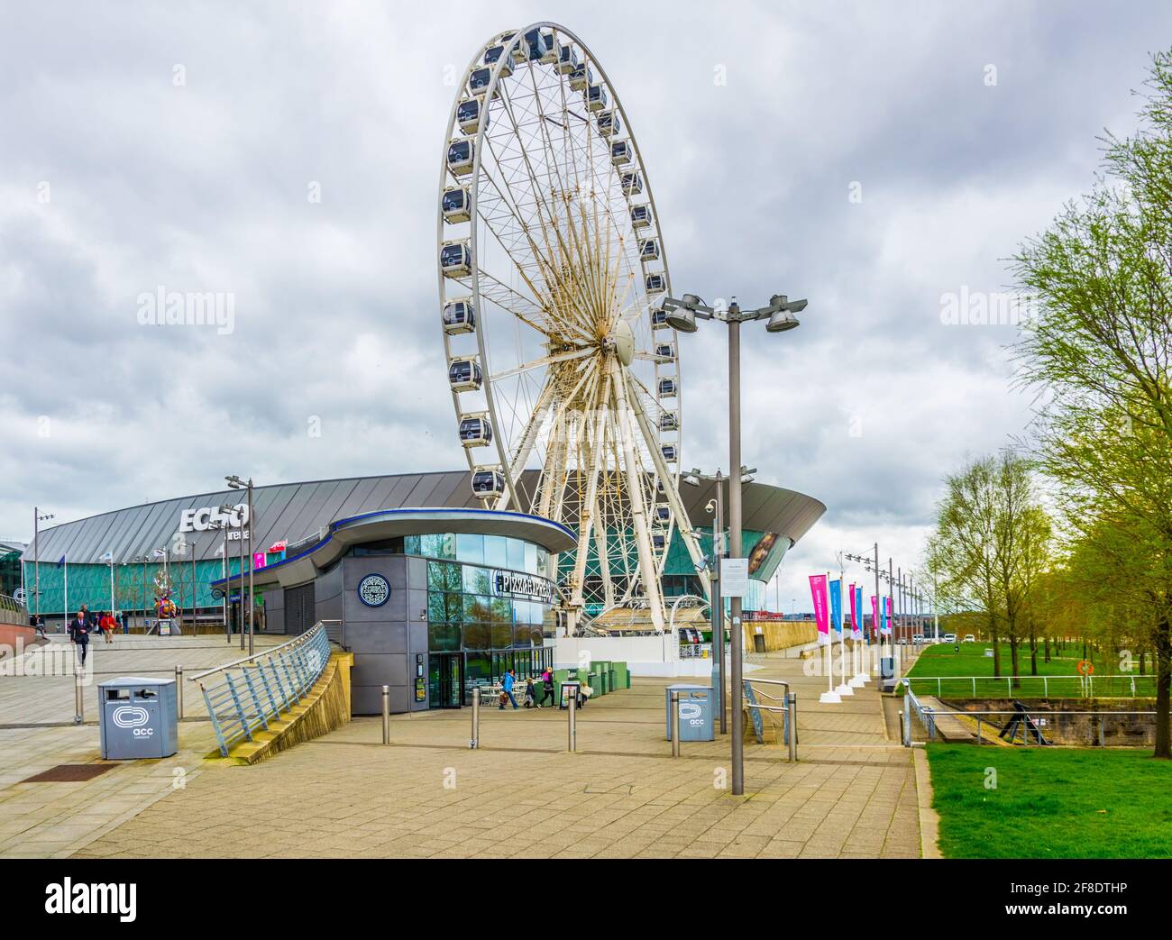 LIVERPOOL, ROYAUME-UNI, 6 AVRIL 2017 : le centre de congrès ECHO et une grande roue adjacente à Liverpool, en Angleterre Banque D'Images