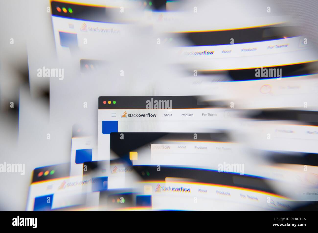 Milan, Italie - 10 AVRIL 2021 : logo Stack Overflow sur écran d'ordinateur portable vu à travers un prisme optique. Illustration de l'image éditoriale de Stack Overflow WE Banque D'Images