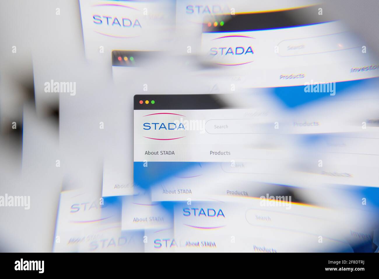 Milan, Italie - 10 AVRIL 2021 : logo Stada Arzneimittel sur écran d'ordinateur portable vu à travers un prisme optique. Image éditoriale d'illustration de Stada Arzneim Banque D'Images