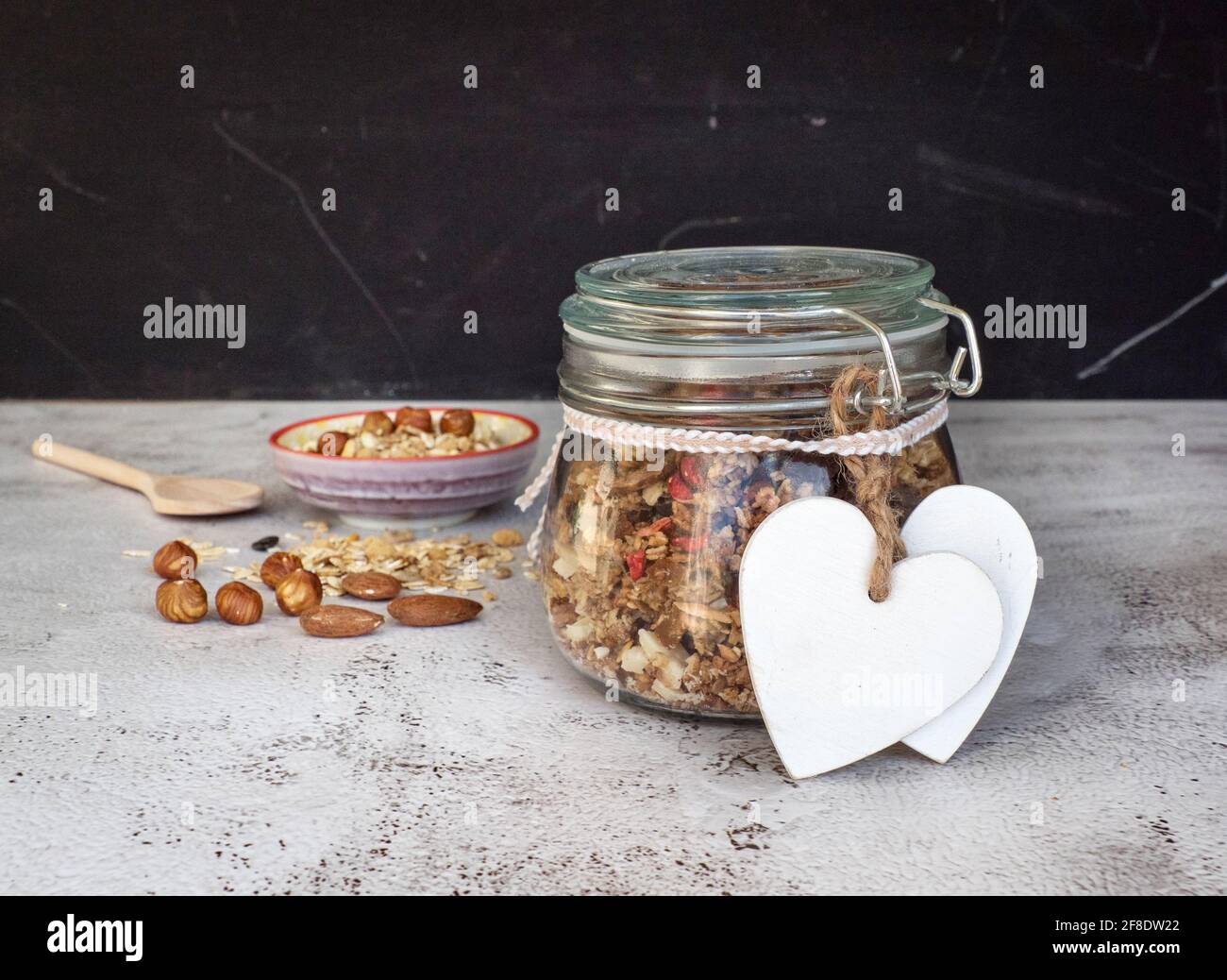 Granola maison avec fruits secs et noix dans un pot mason Banque D'Images