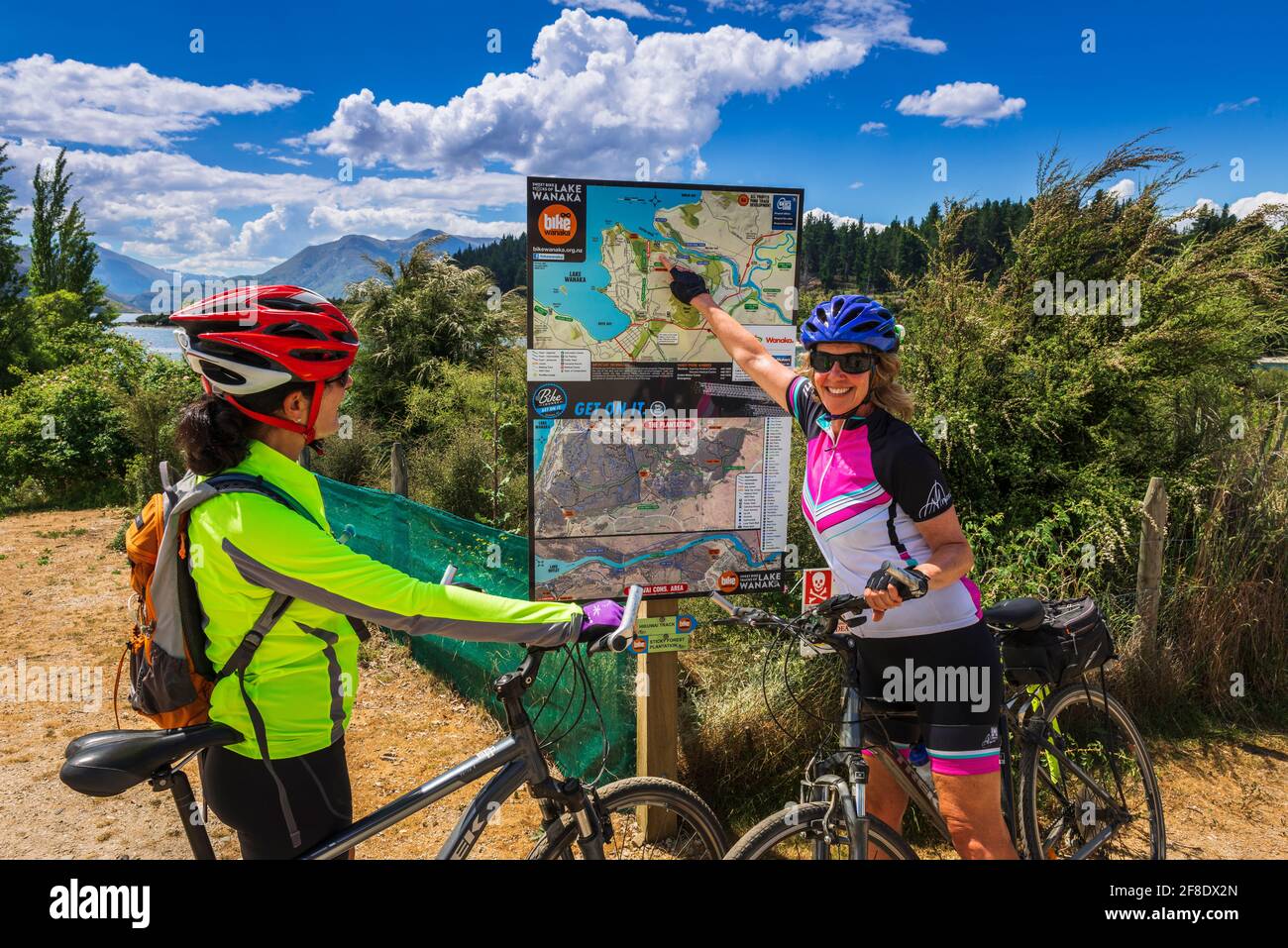 Cyclistes et carte d'interprétation au lac Wanaka, Otago, Île du Sud, Nouvelle-Zélande Banque D'Images