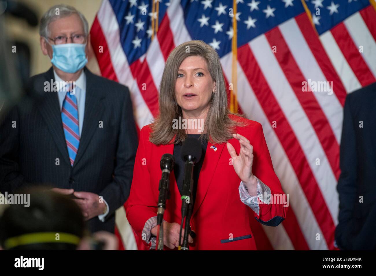 Washington, États-Unis d'Amérique. 13 avril 2021. Aux États-Unis, le sénateur Joni Ernst (républicain de l'Iowa) est accompagné de membres de la direction républicaine du Sénat pour offrir des commentaires et des questions de terrain de la part des reporters à la suite du déjeuner du GOP dans le bureau du Sénat Russell à Washington, DC, le mardi 13 avril 2021. Crédit: Rod Lamkey/CNP/Sipa USA crédit: SIPA USA/Alay Live News Banque D'Images