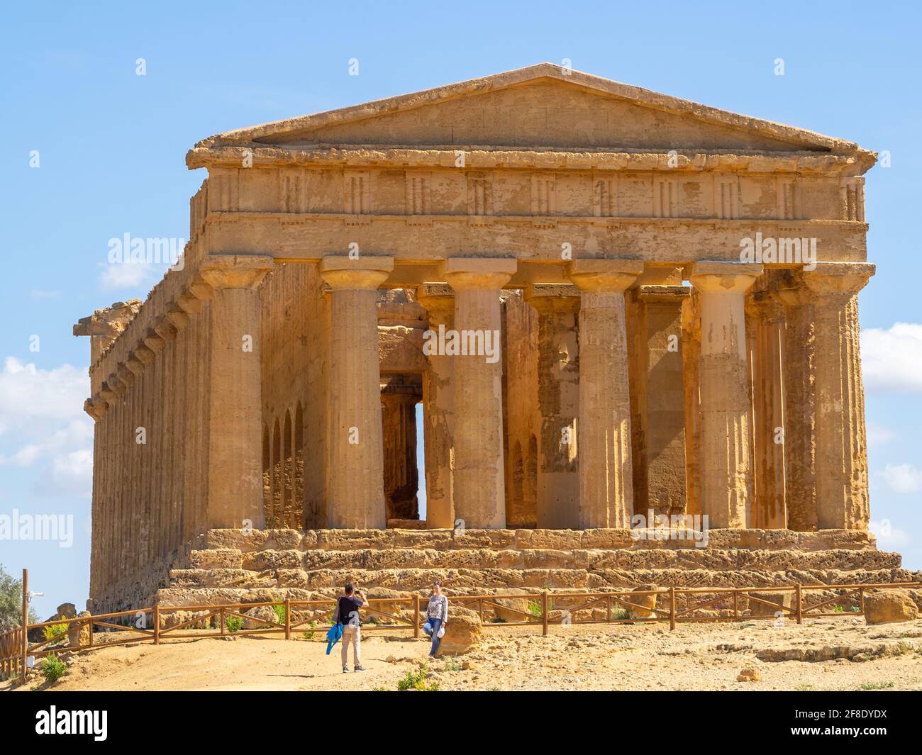 Les touristes prenant une photo par le Temple de Concordia dans Valle dei Templi Banque D'Images