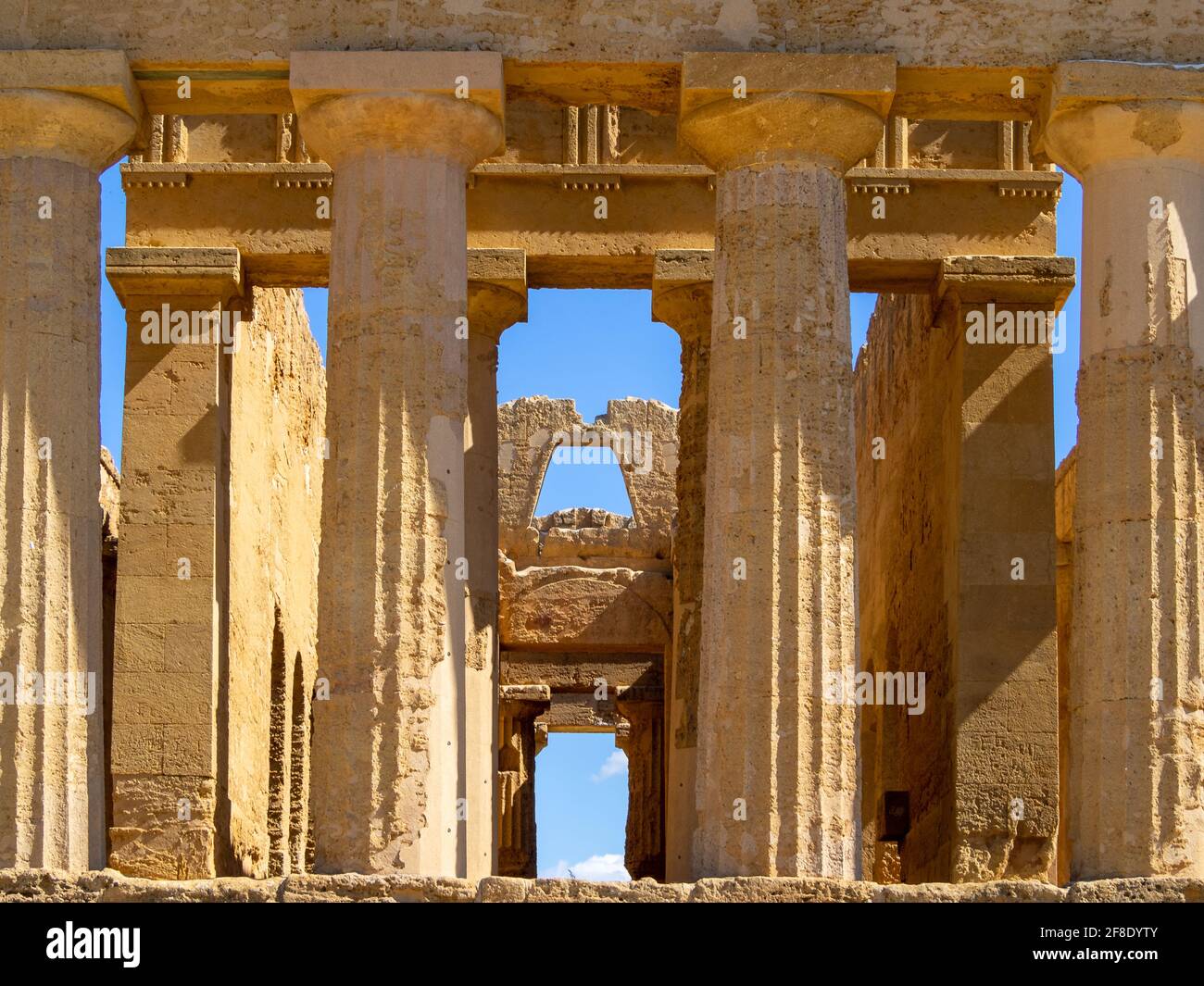 Détail des colonnes de l'ordre Doric du Temple de Concordia dans Valle dei Templi Banque D'Images