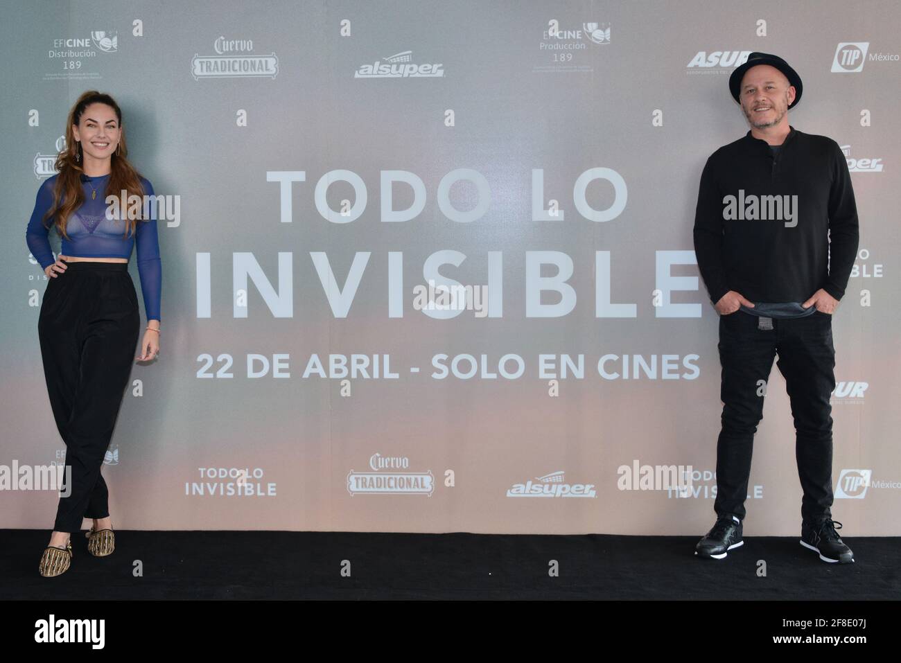 Mexico, Mexique. 13 avril 2021. ARI Brickman et Barbara Mori posent pour des photos lors d'une conférence de presse pour promouvoir leur dernier film "Todo Lo invisible" à l'hôtel Habita Polanco. (Photo par Eyepix Group/Pacific Press) crédit: Pacific Press Media production Corp./Alay Live News Banque D'Images