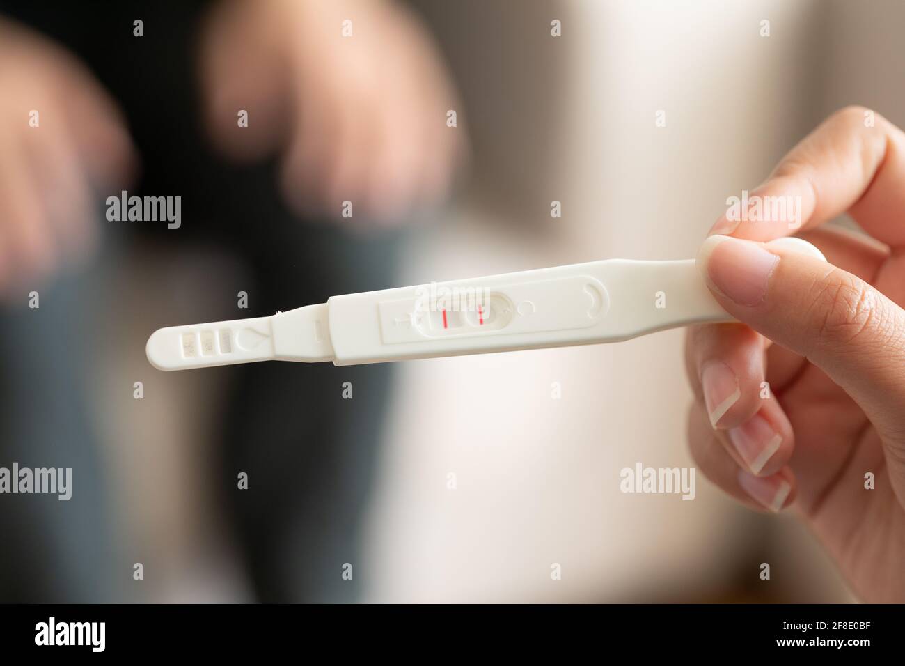 Gros plan d'une femme ayant un test de grossesse positif avec un  arrière-plan flou Photo Stock - Alamy