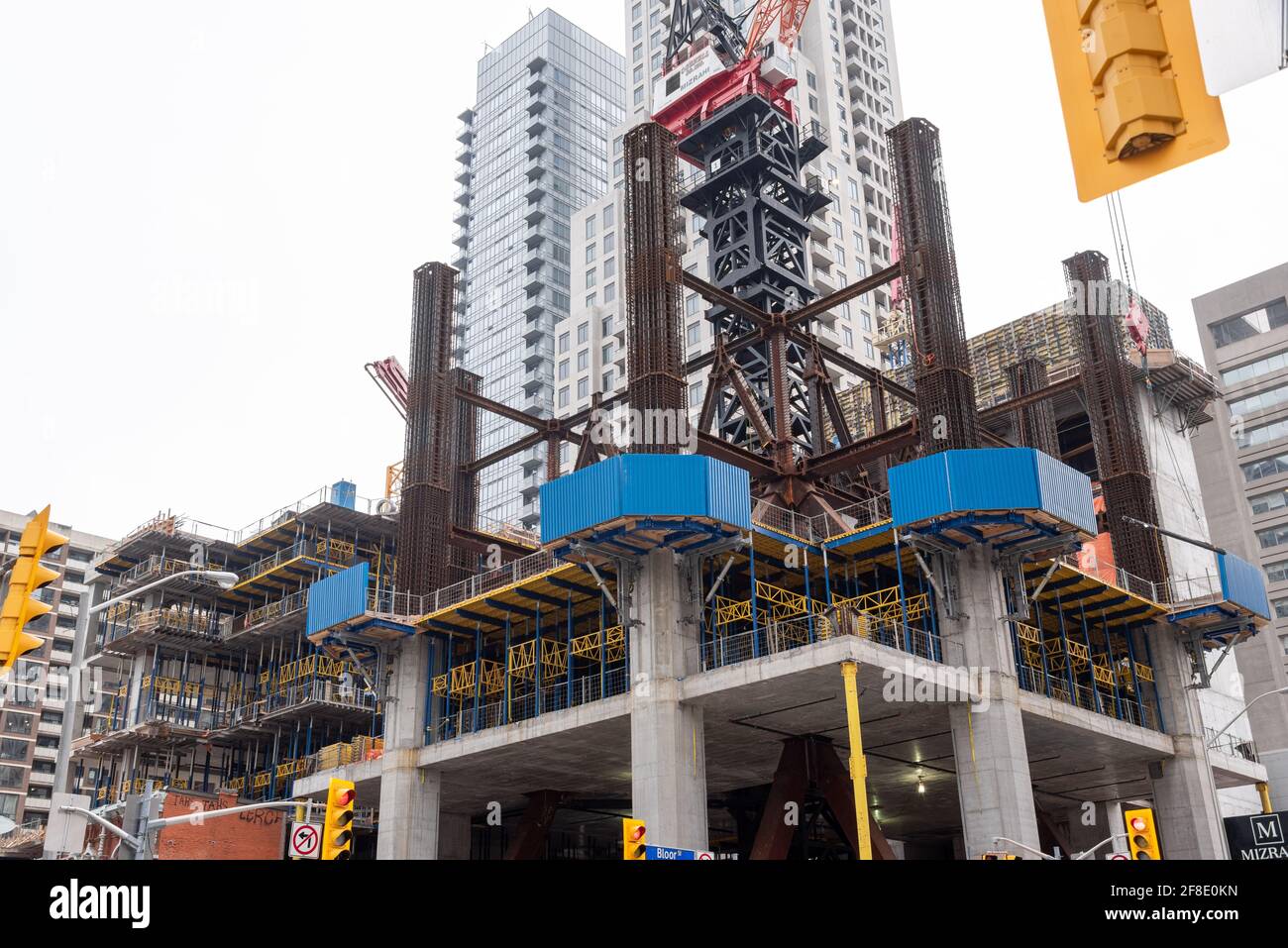 Construction du gratte-ciel « The One » à l'intersection des rues Bloor et Yonge dans le quartier du centre-ville. Celui-ci sera un gratte-ciel très grand Banque D'Images