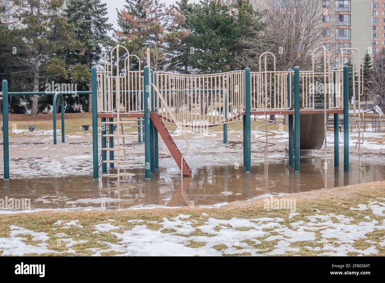 terrain de jeu inondé en raison de la neige fondue après l'hiver Banque D'Images