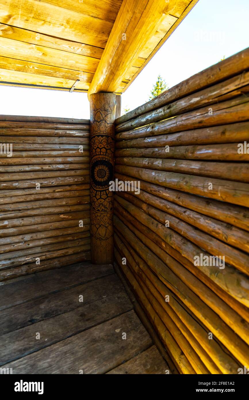 Szklarska Poreba, Pologne - juin 3 2020 : magnifique mandala peint sur un pilier en bois d'un hangar en bois Banque D'Images