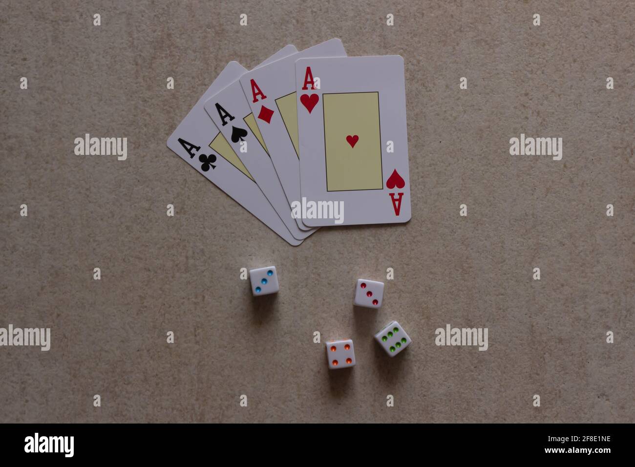 Quatre cartes formant le poker d'as et de dés sur la table. Banque D'Images