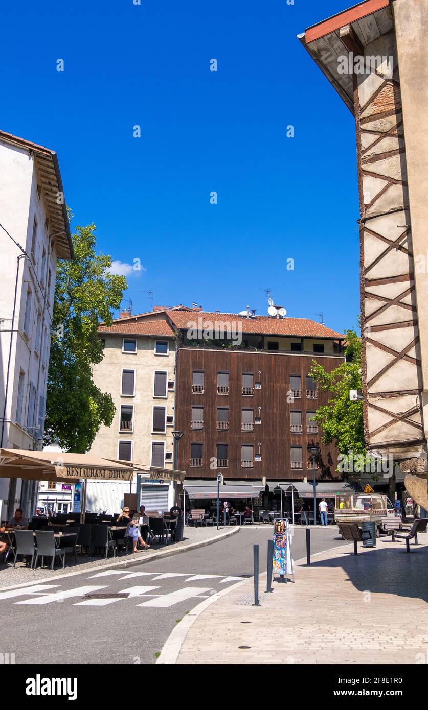Vienne, France - 22 août 2019 : paysage urbain avec d'anciens bâtiments résidentiels et terrasses de cafés dans le centre historique de Vienne, dans les départements de l'Isère Banque D'Images