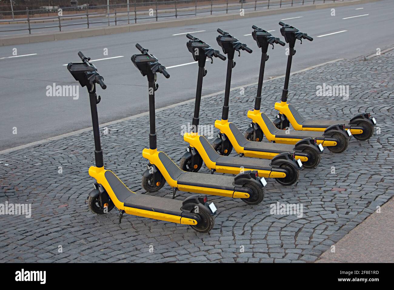 Location de scooters électriques garés dans les rues de la ville, transport écologique, véhicule économique, partage Banque D'Images