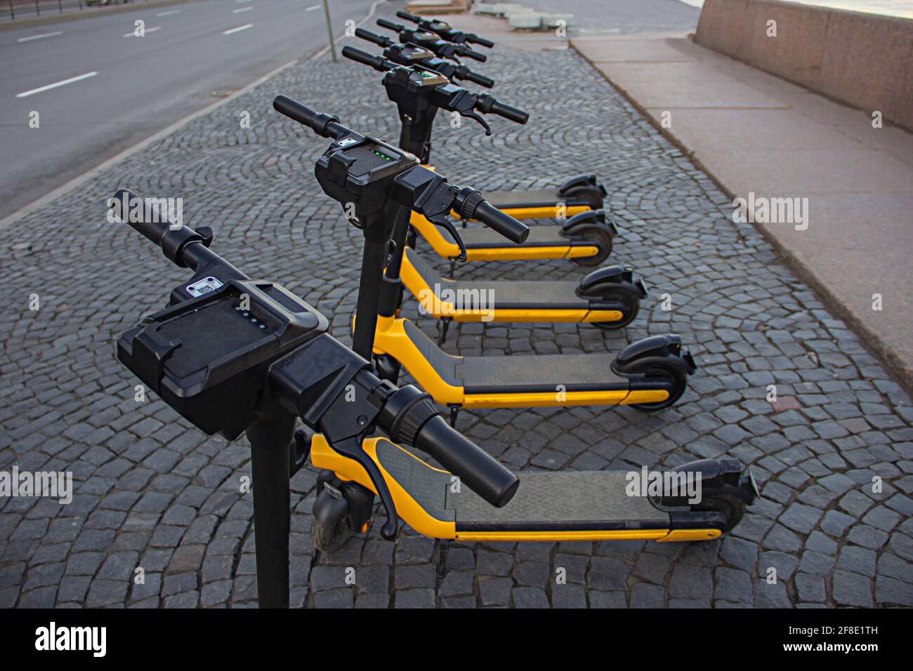 Location de scooters électriques garés dans les rues de la ville, transport écologique, véhicule économique, partage Banque D'Images