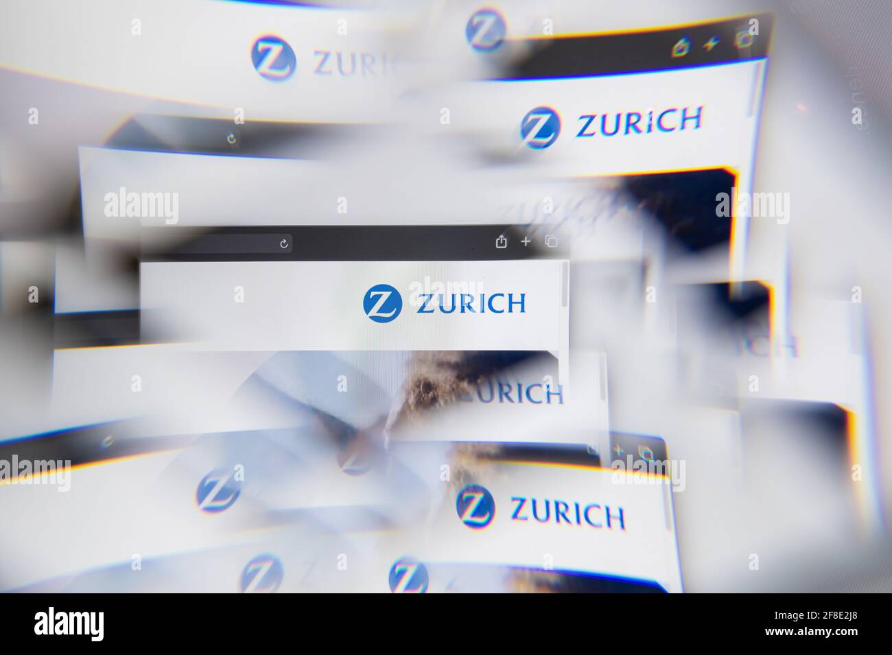 Milan, Italie - 10 AVRIL 2021 : logo du Zurich Insurance Group sur écran d'ordinateur portable vu à travers un prisme optique. Image éditoriale d'illustration de Zurich dans Banque D'Images