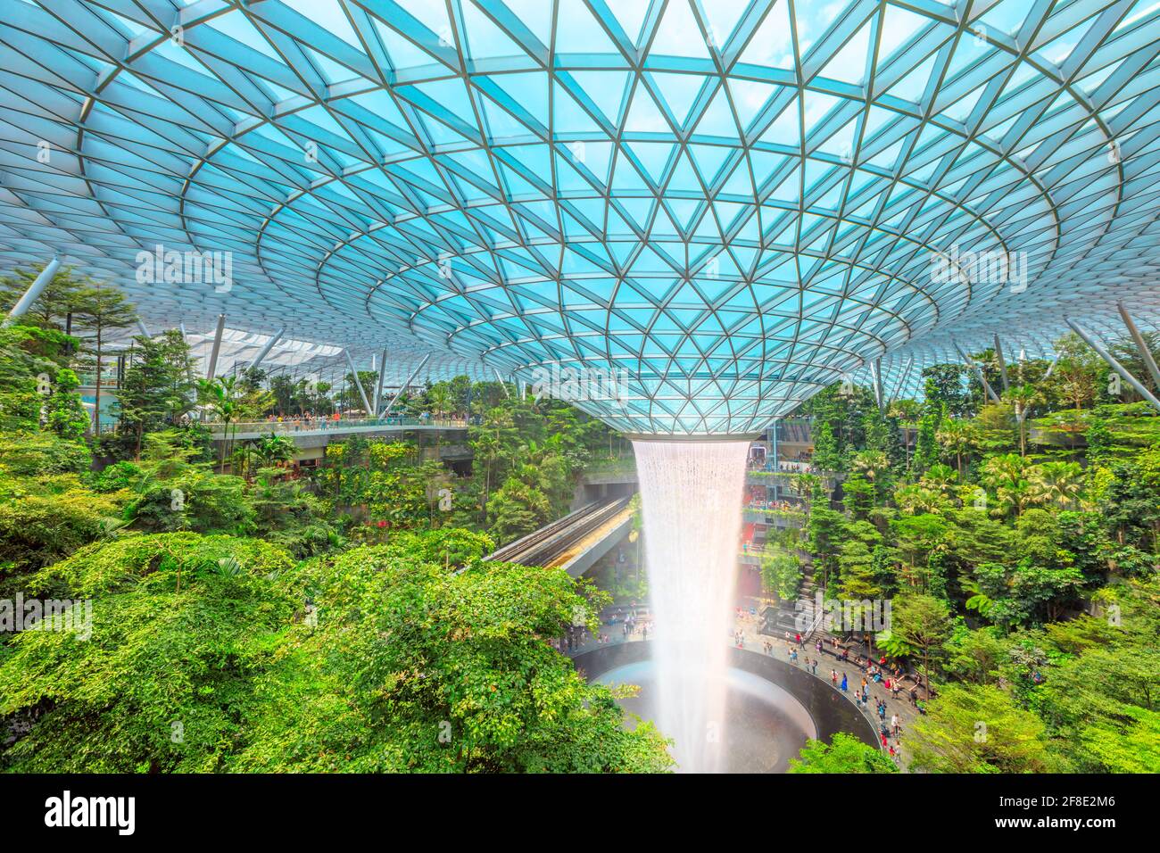 Singapour - 8 août 2019 : vue aérienne de Rain Vortex, la plus grande chute d'eau intérieure du monde entourée d'une forêt mitoyenne de quatre étages et d'un Skytrain Banque D'Images