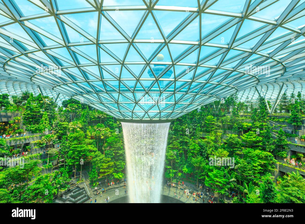 Singapour - 8 août 2019 : détails de Rain Vortex et dôme en verre, la plus grande chute d'eau intérieure du monde entourée d'une forêt mitoyenne de quatre étages Banque D'Images