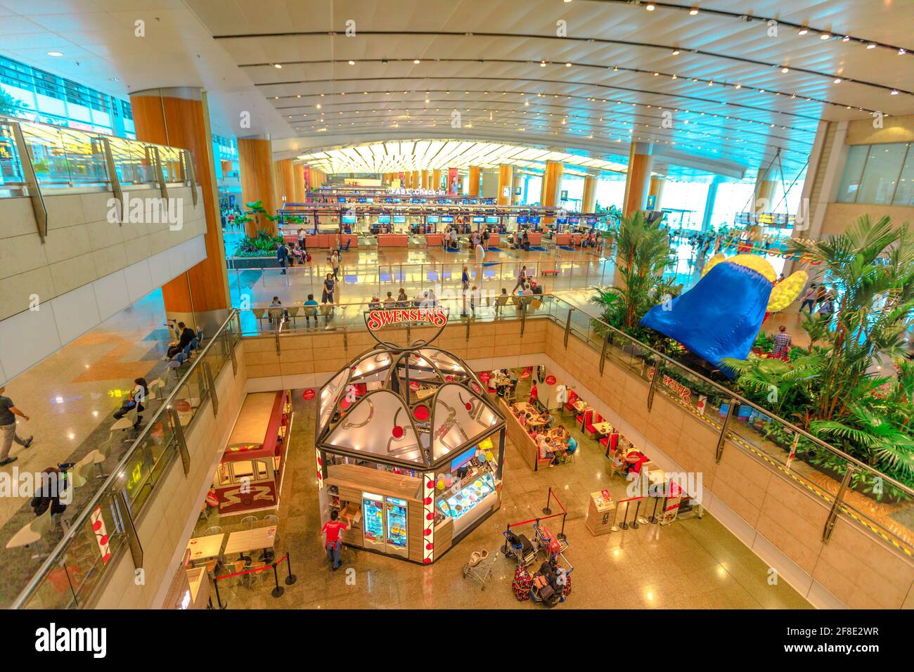 Singapour - 8 août 2019 : vue aérienne du hall principal intérieur avec les passagers du nouvel aéroport international Jewel Changi ouvert en avril 2019. Personnes Banque D'Images