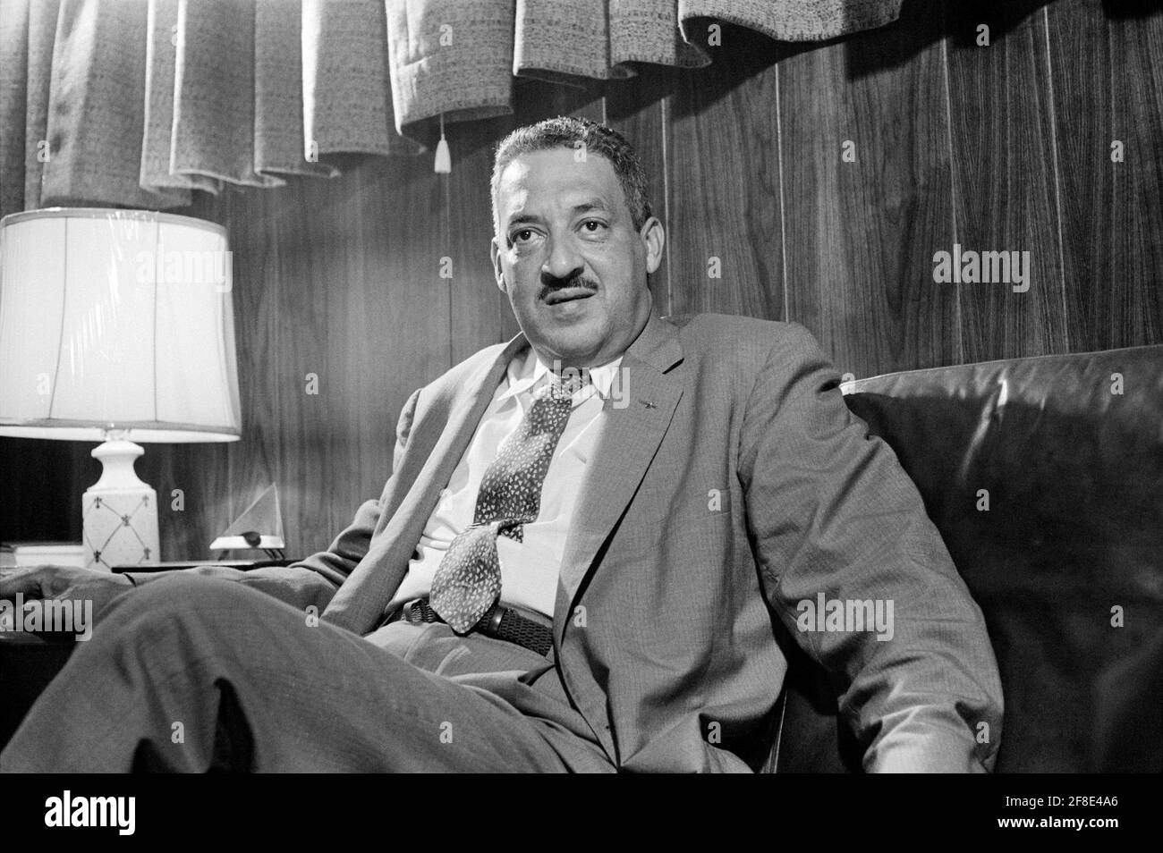 Thurgood Marshall, Procureur de la NAACP, assis Portrait, Thomas J. O'Halloran, septembre 17, 1957 Banque D'Images